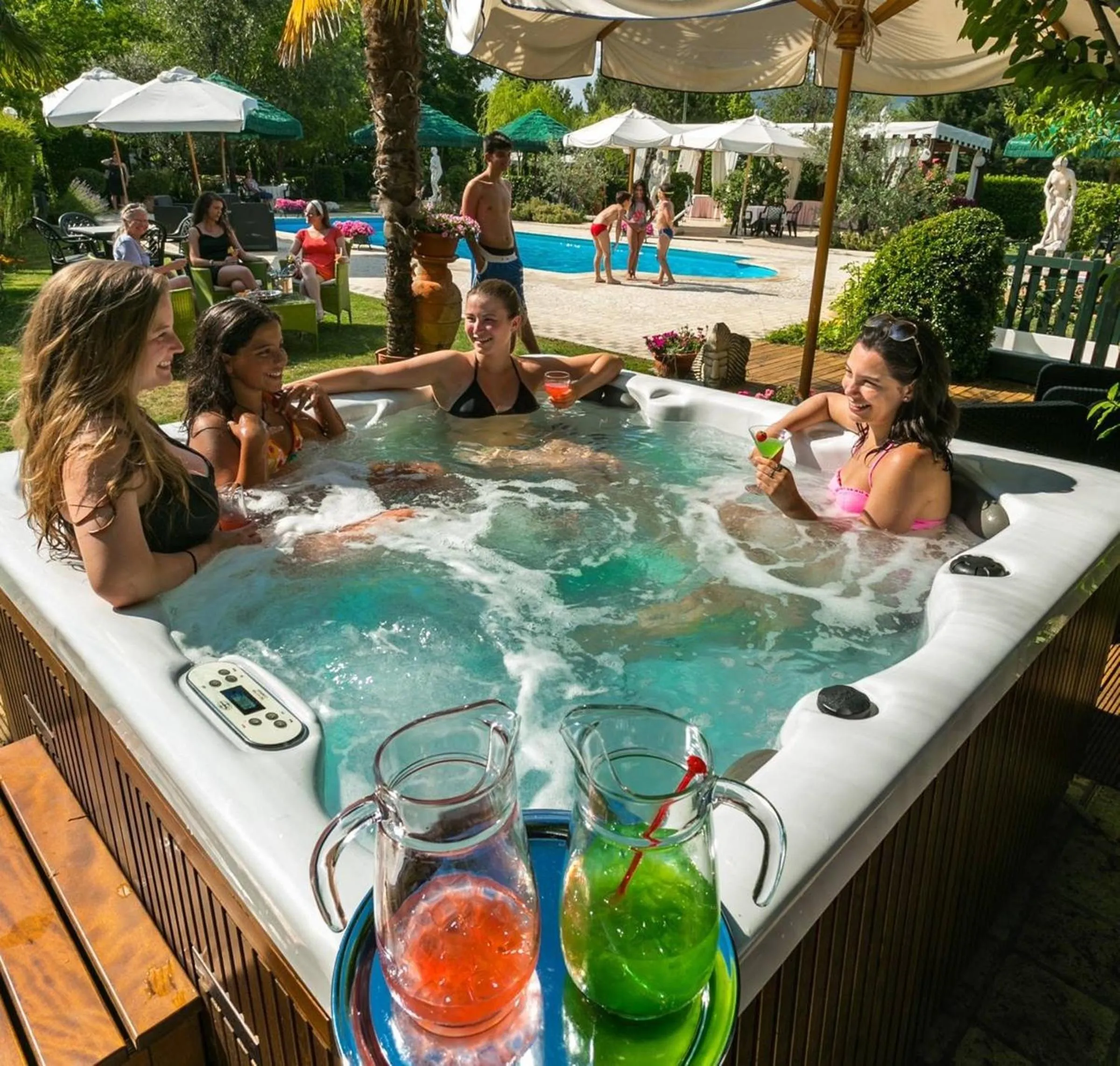 Swimming pool in Hotel Santacroce Meeting