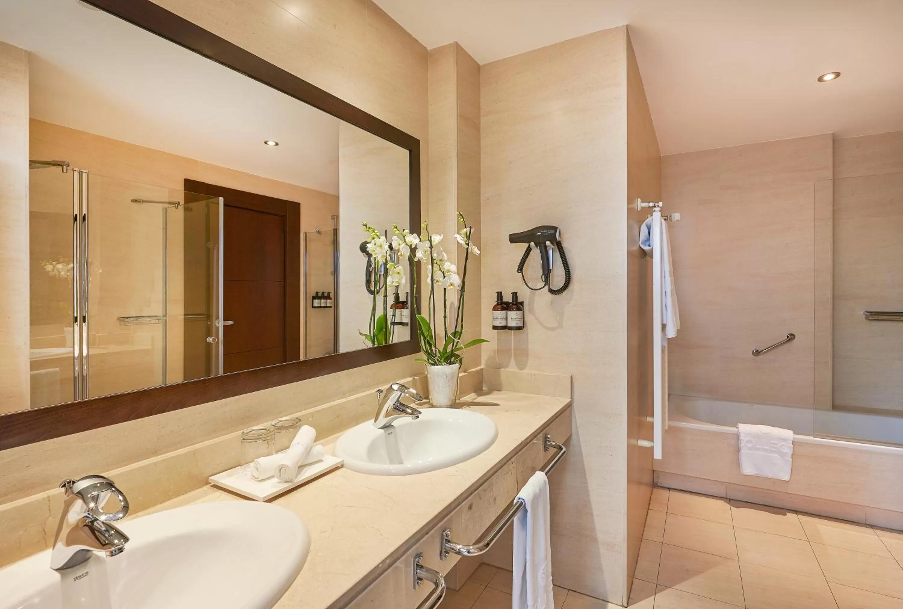 Bathroom in NH Collection León Plaza Mayor