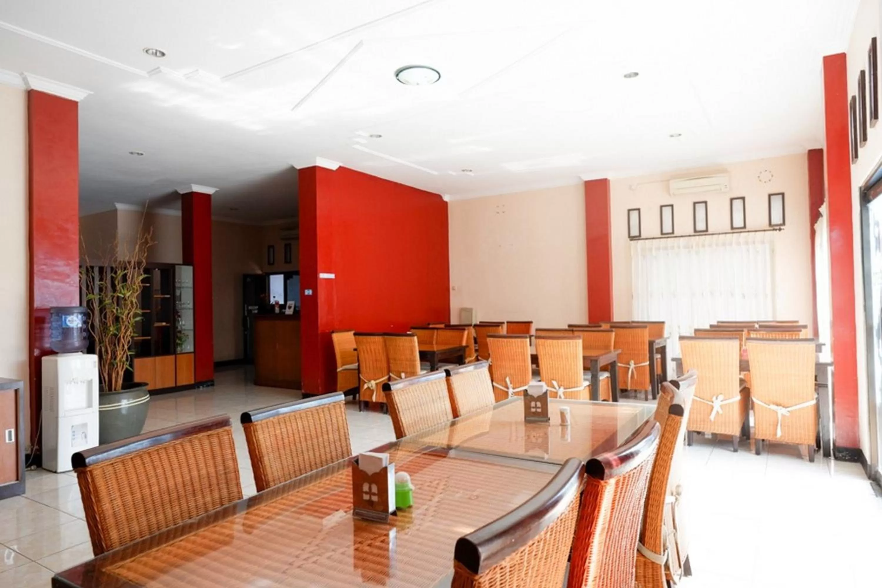 Restaurant/places to eat in RedDoorz Plus near Stadion Wijaya Kusuma