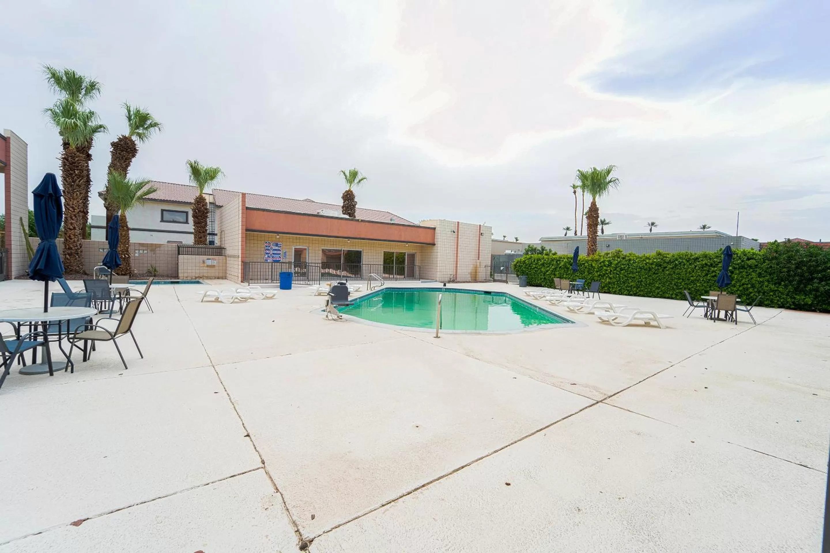 Swimming pool in Royal Plaza Inn
