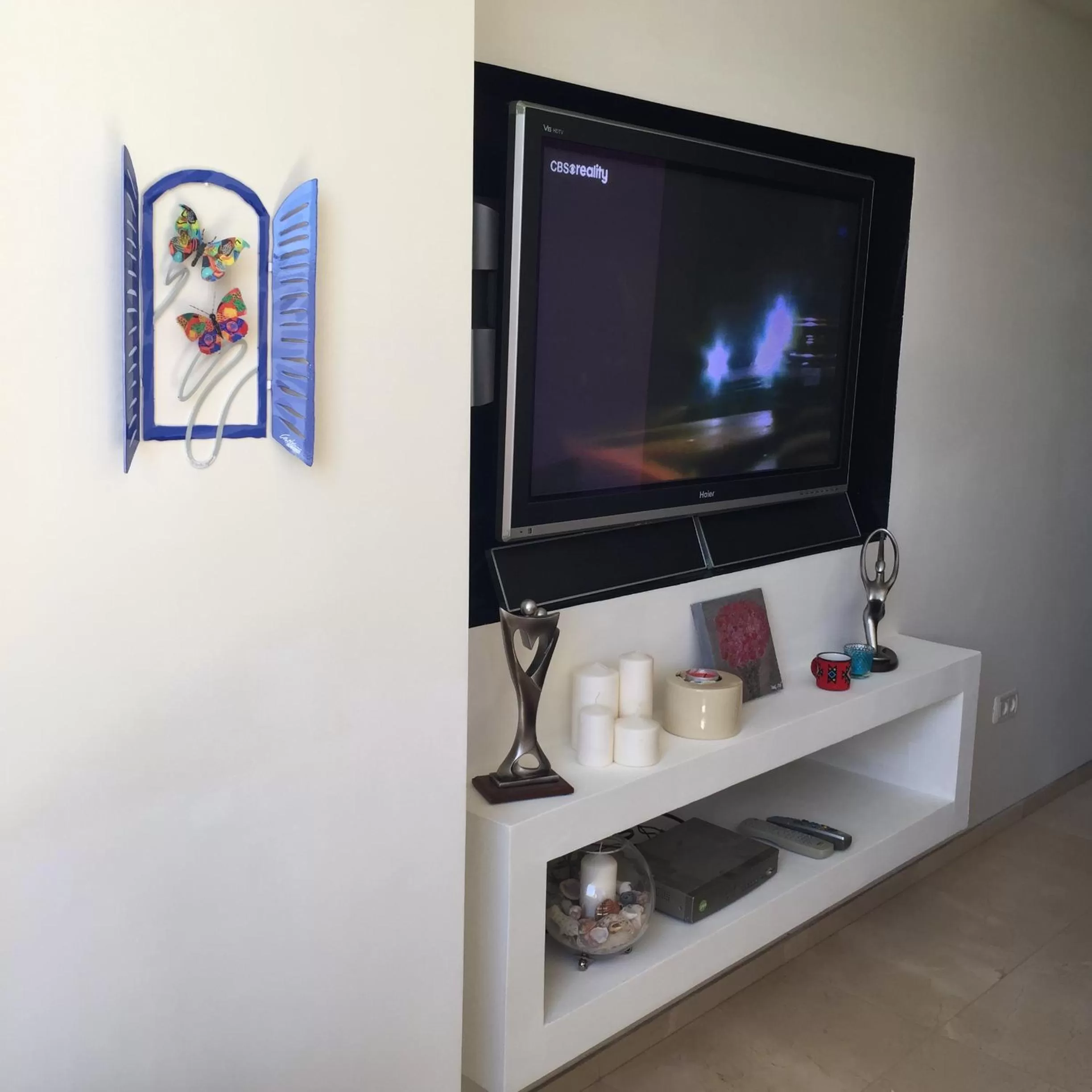 TV and multimedia, TV/Entertainment Center in Raphael Apartments