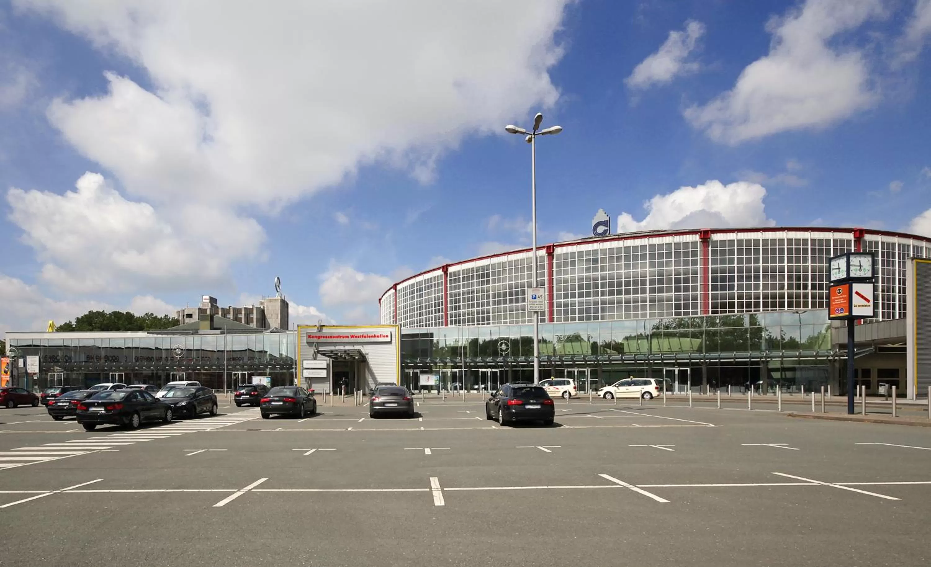 Facade/entrance in Mercure Hotel Dortmund Messe