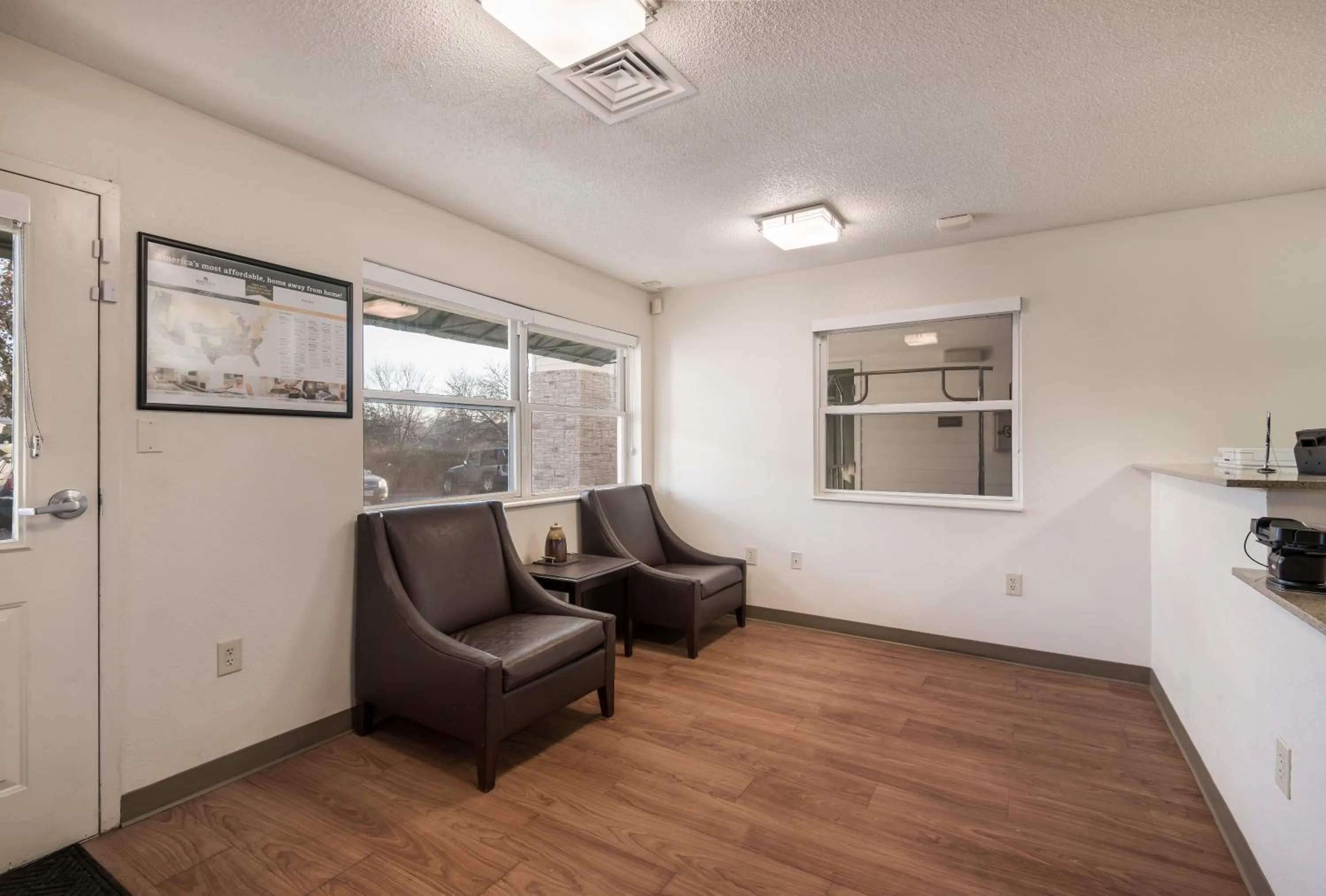 Lobby or reception, Seating Area in HomeTowne Studios by Red Roof Kansas City - Independence