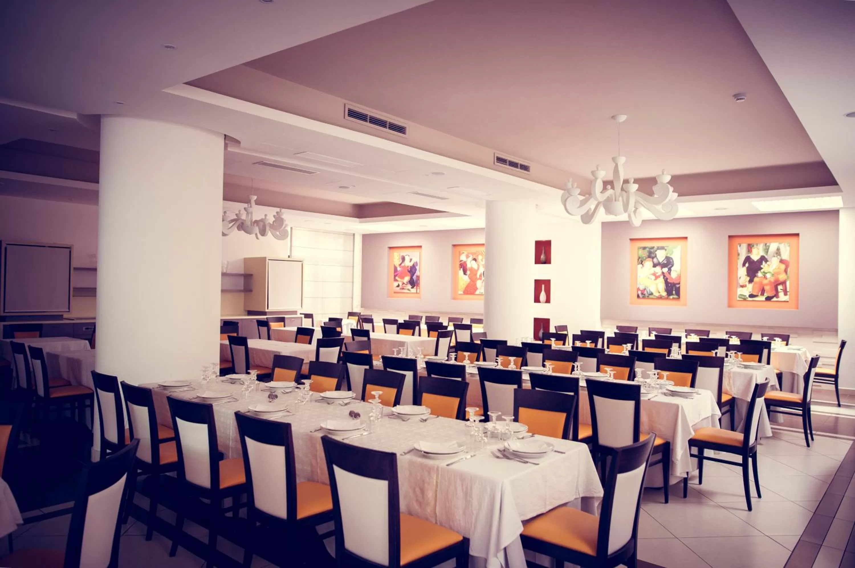 Restaurant/places to eat in Hotel Fini