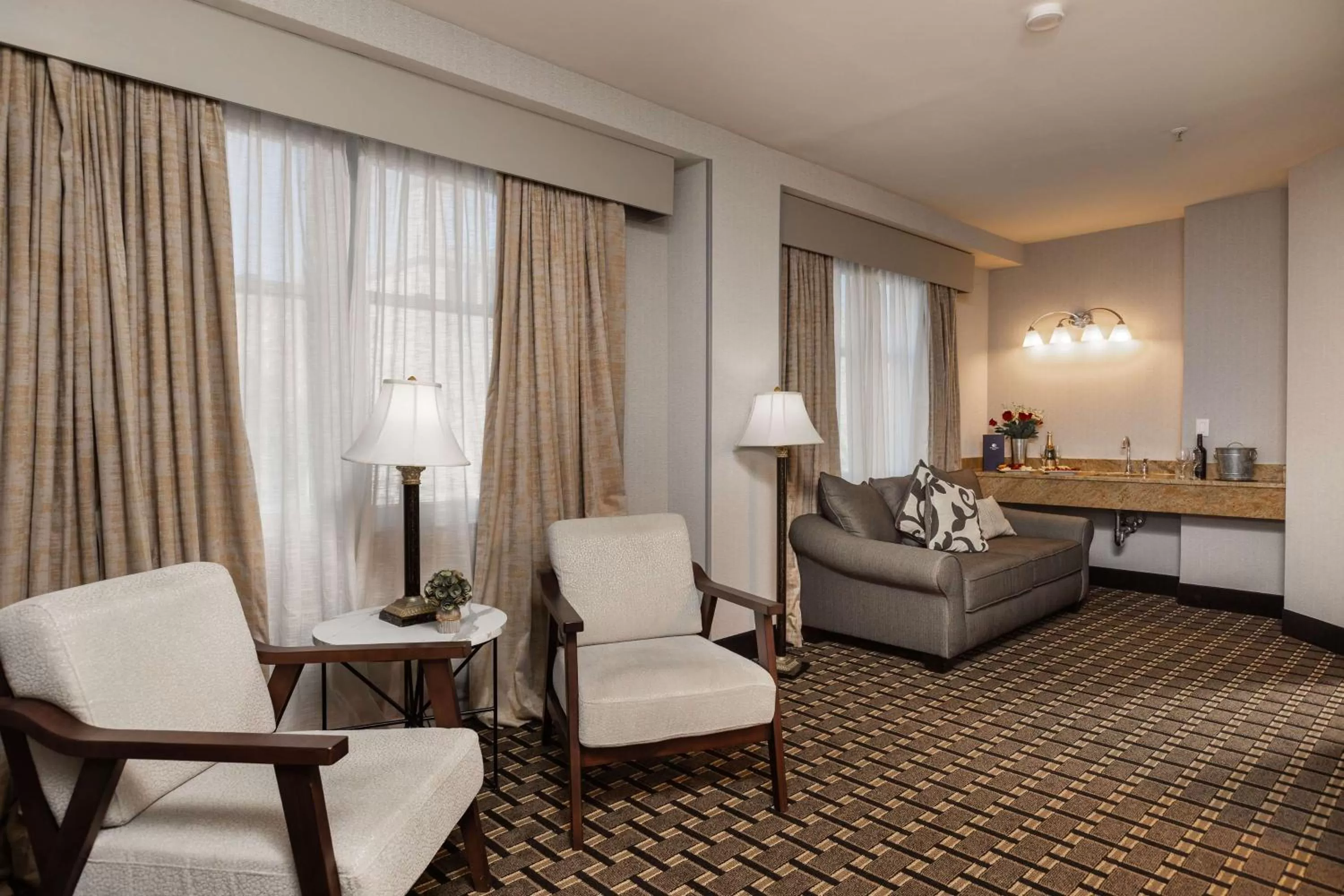 Living room, Bed in Inn at the Colonnade Baltimore - A DoubleTree by Hilton Hotel