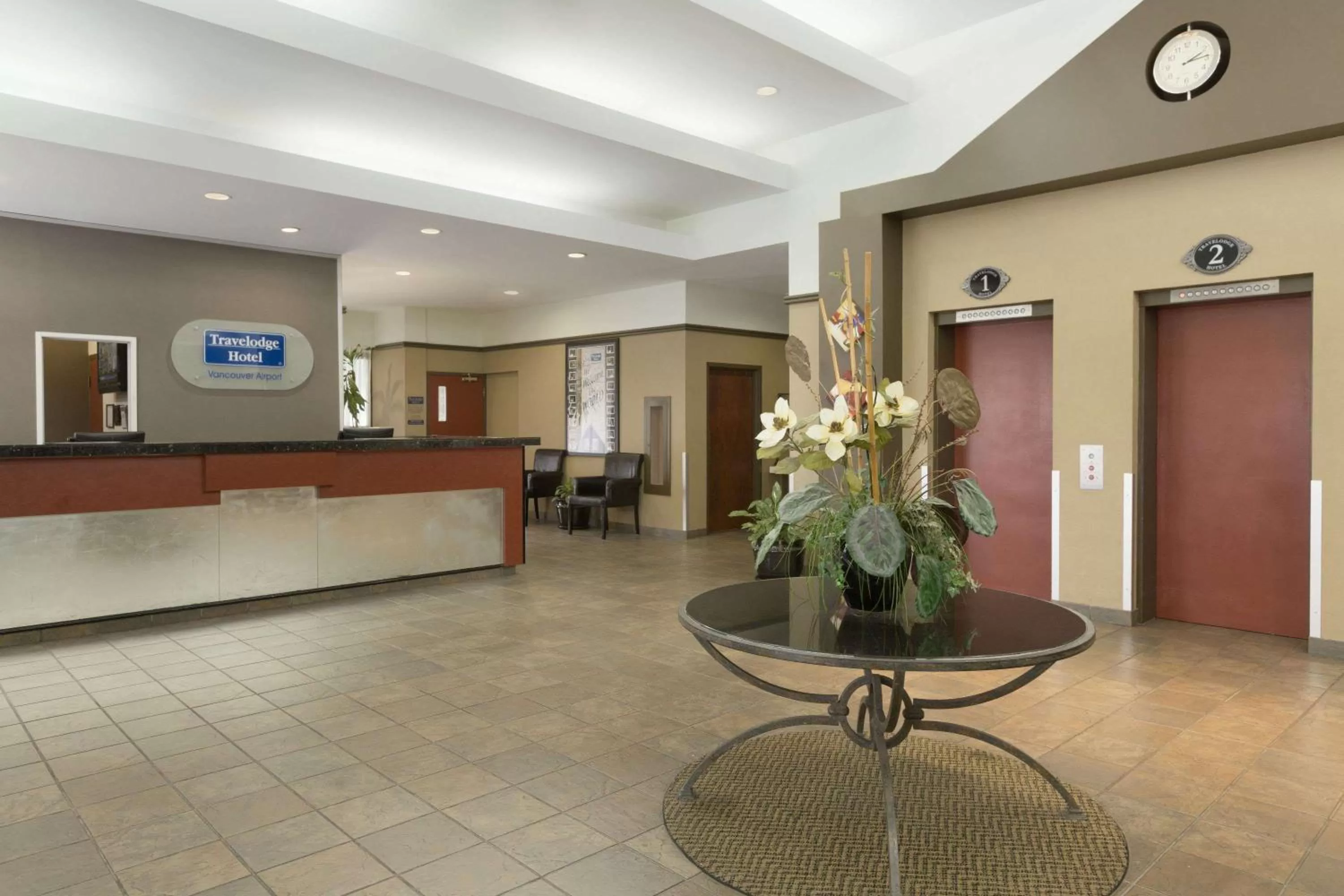 Lobby or reception in Travelodge Hotel by Wyndham Vancouver Airport