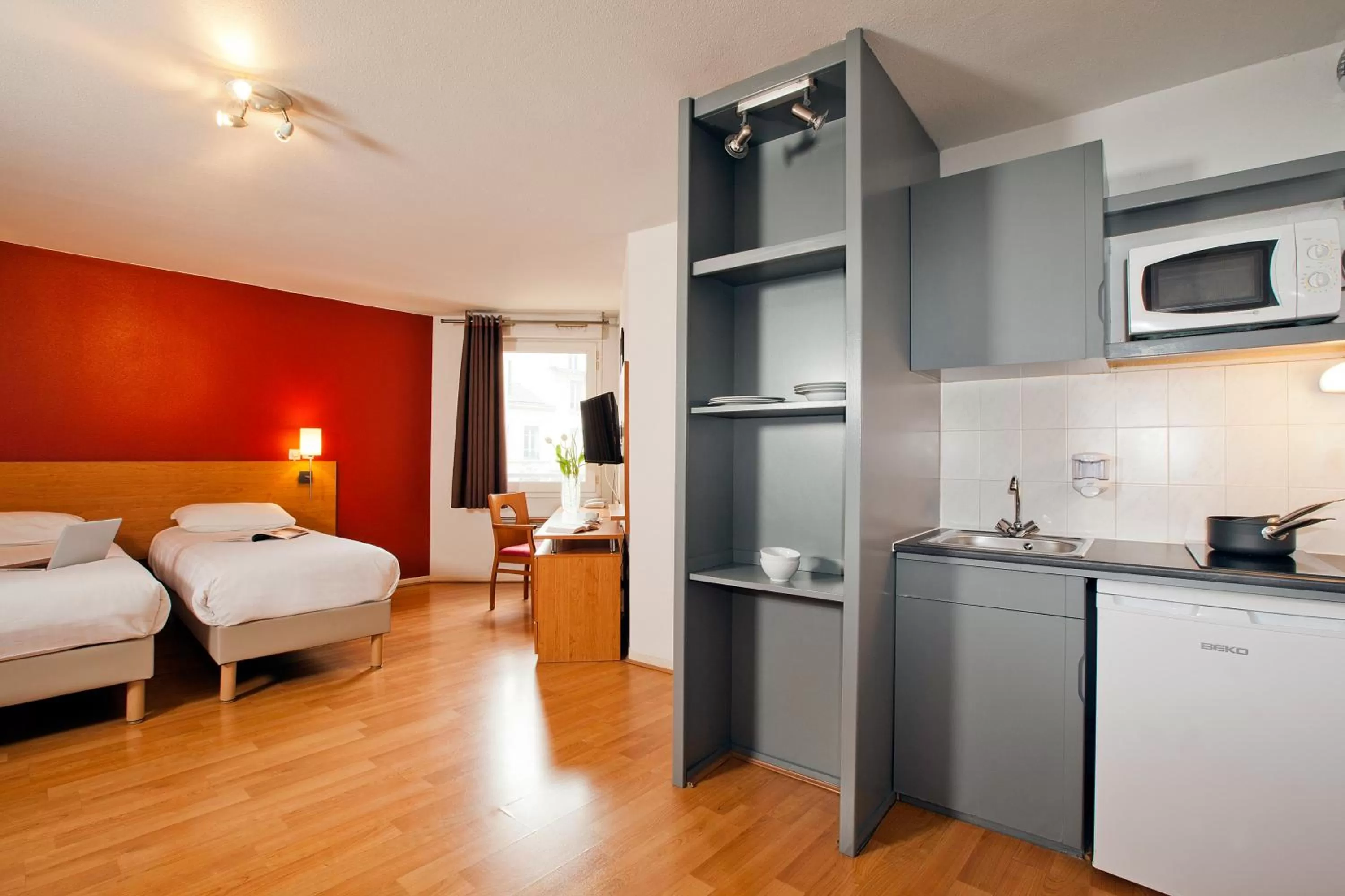 Kitchen or kitchenette, Bed in Séjours & Affaires Lyon Saxe-Gambetta