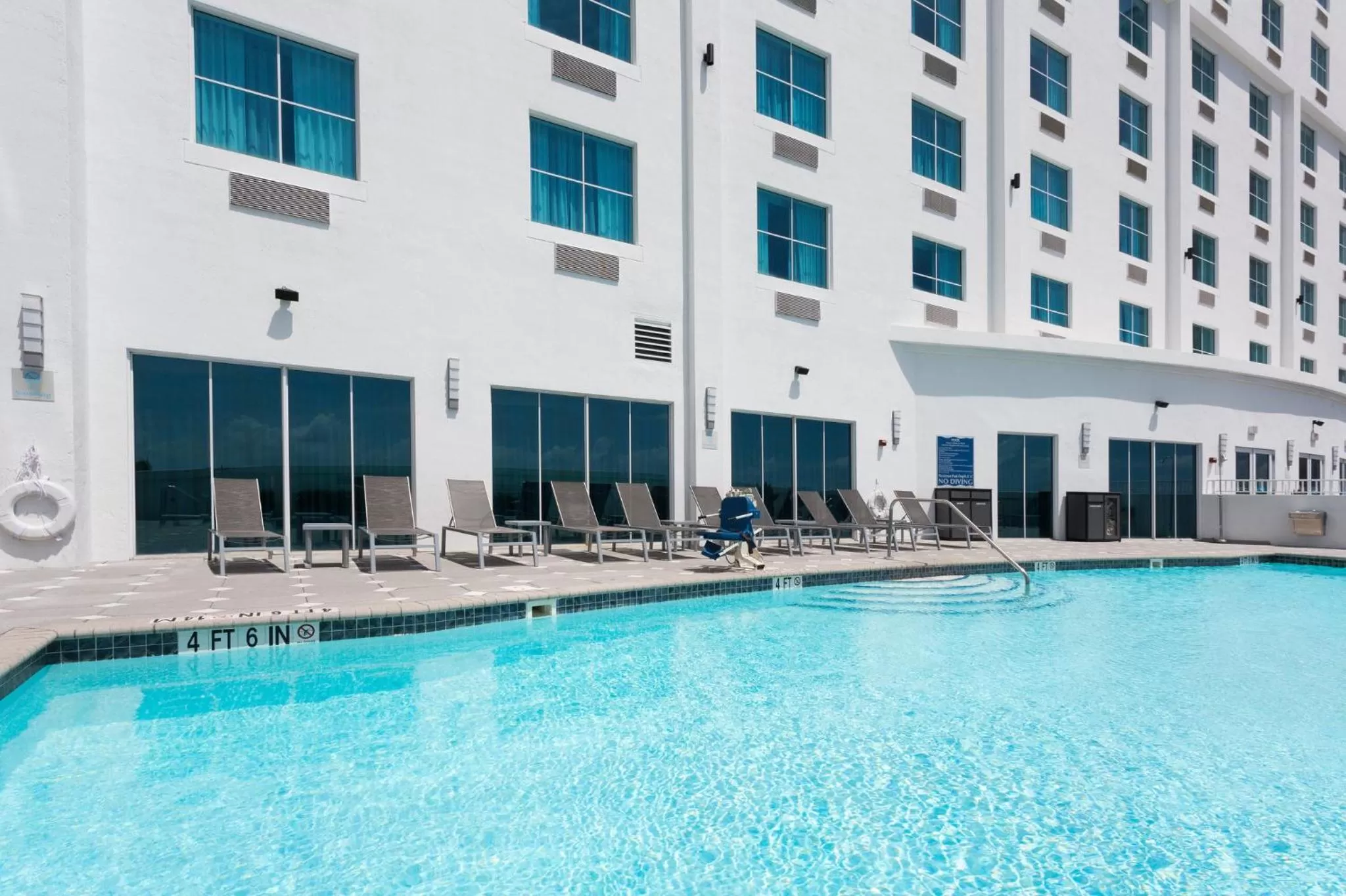 Swimming pool in Crowne Plaza Hotel & Resorts Fort Lauderdale Airport/ Cruise by IHG