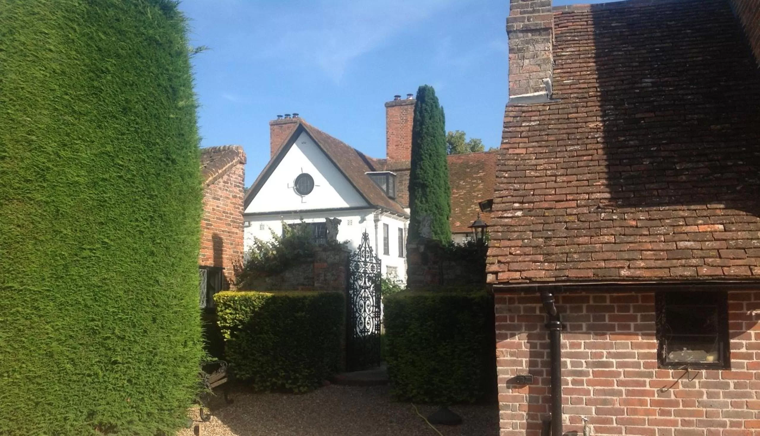 Property building in B&B Harlington Manor