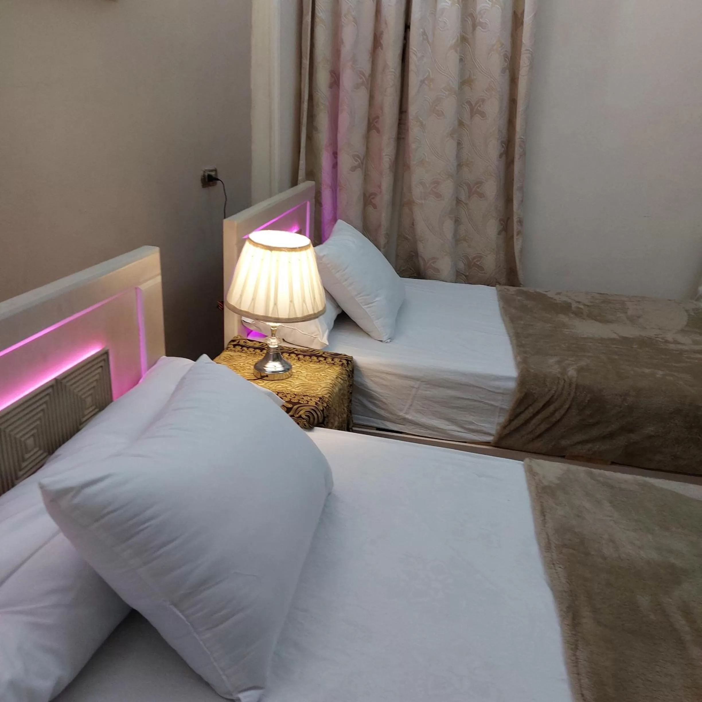 Bed in pyramid Giza city inn