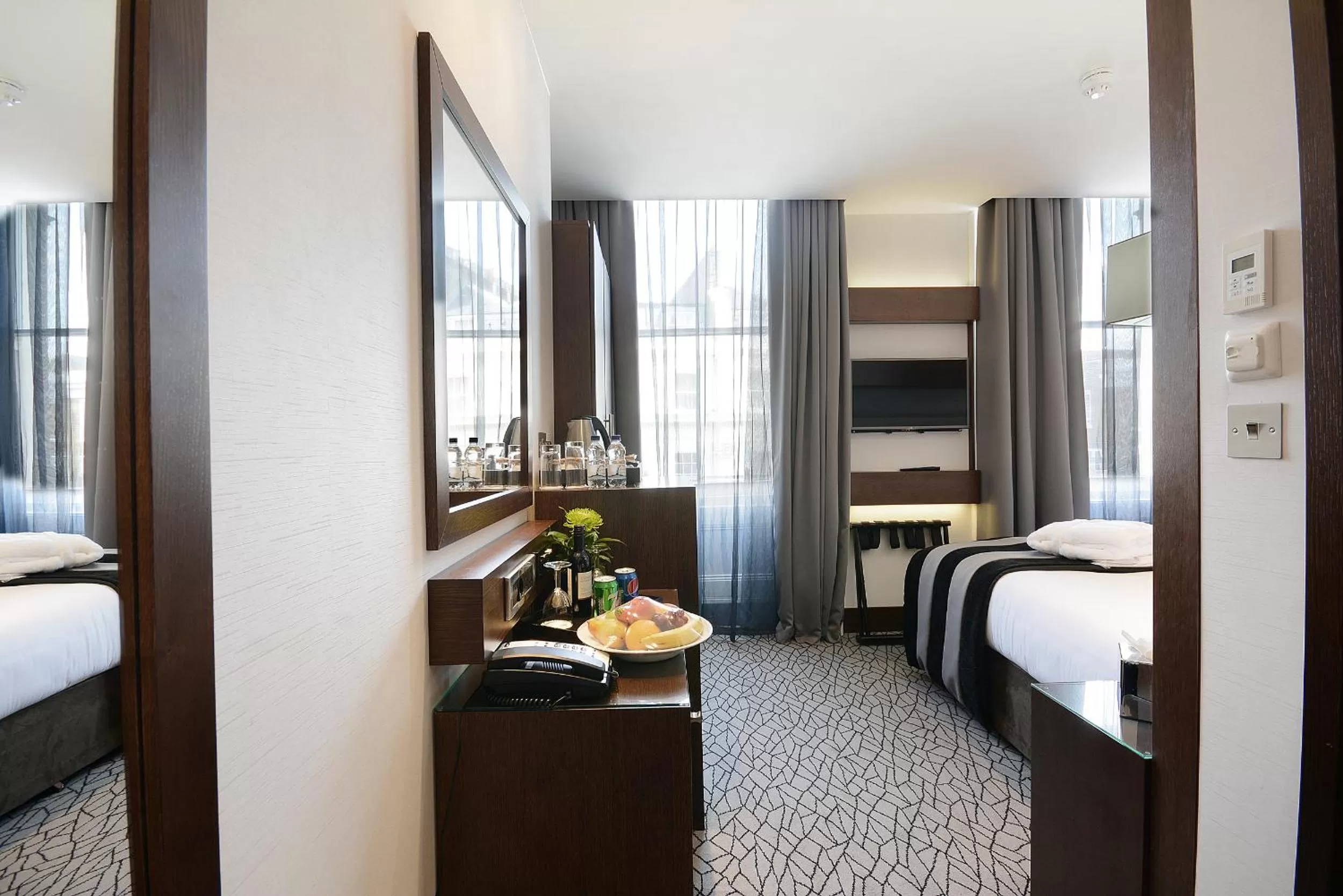 Bedroom, Bed in Park Grand Paddington Court