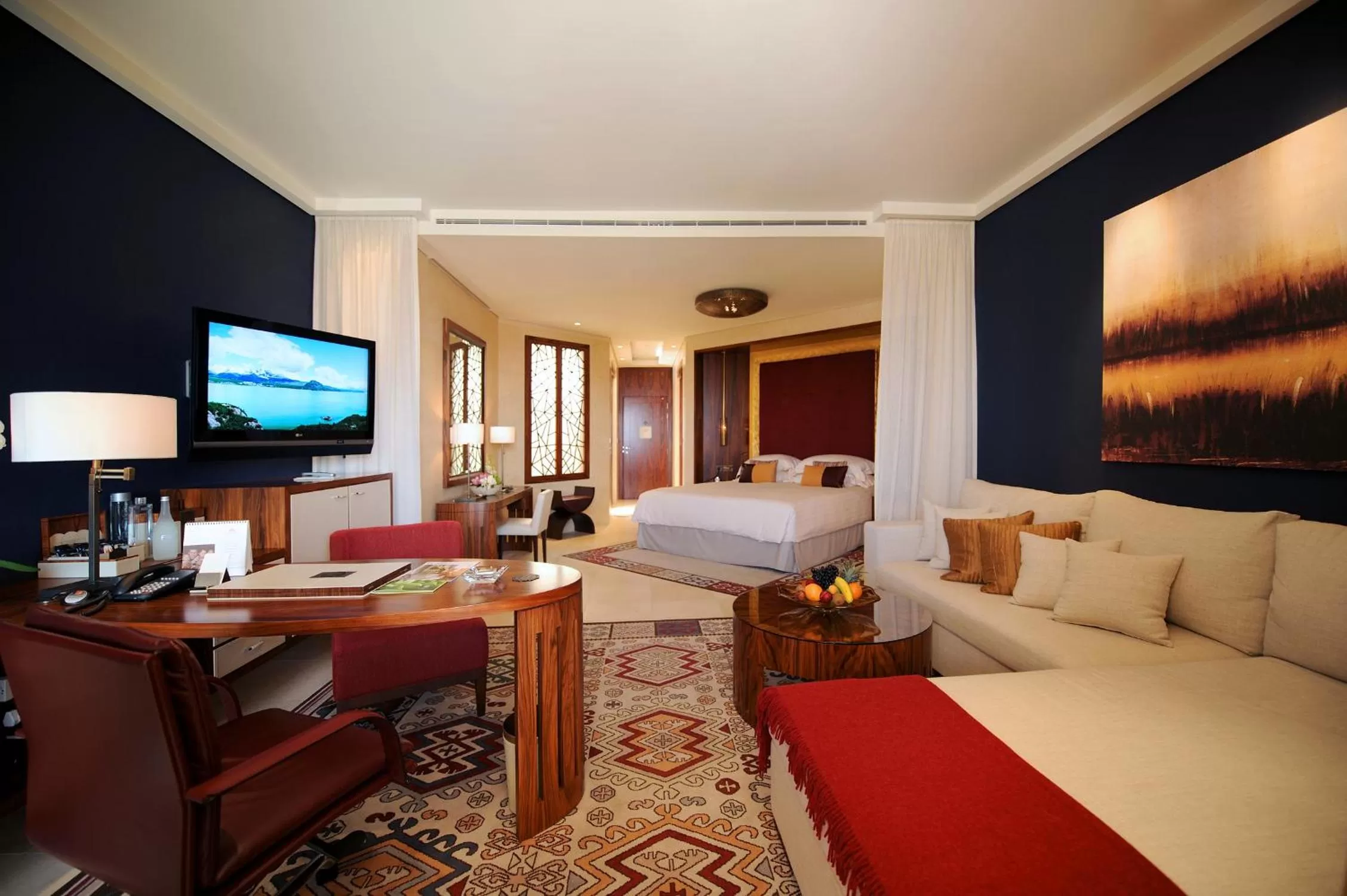 TV and multimedia, Bed in Raffles Dubai