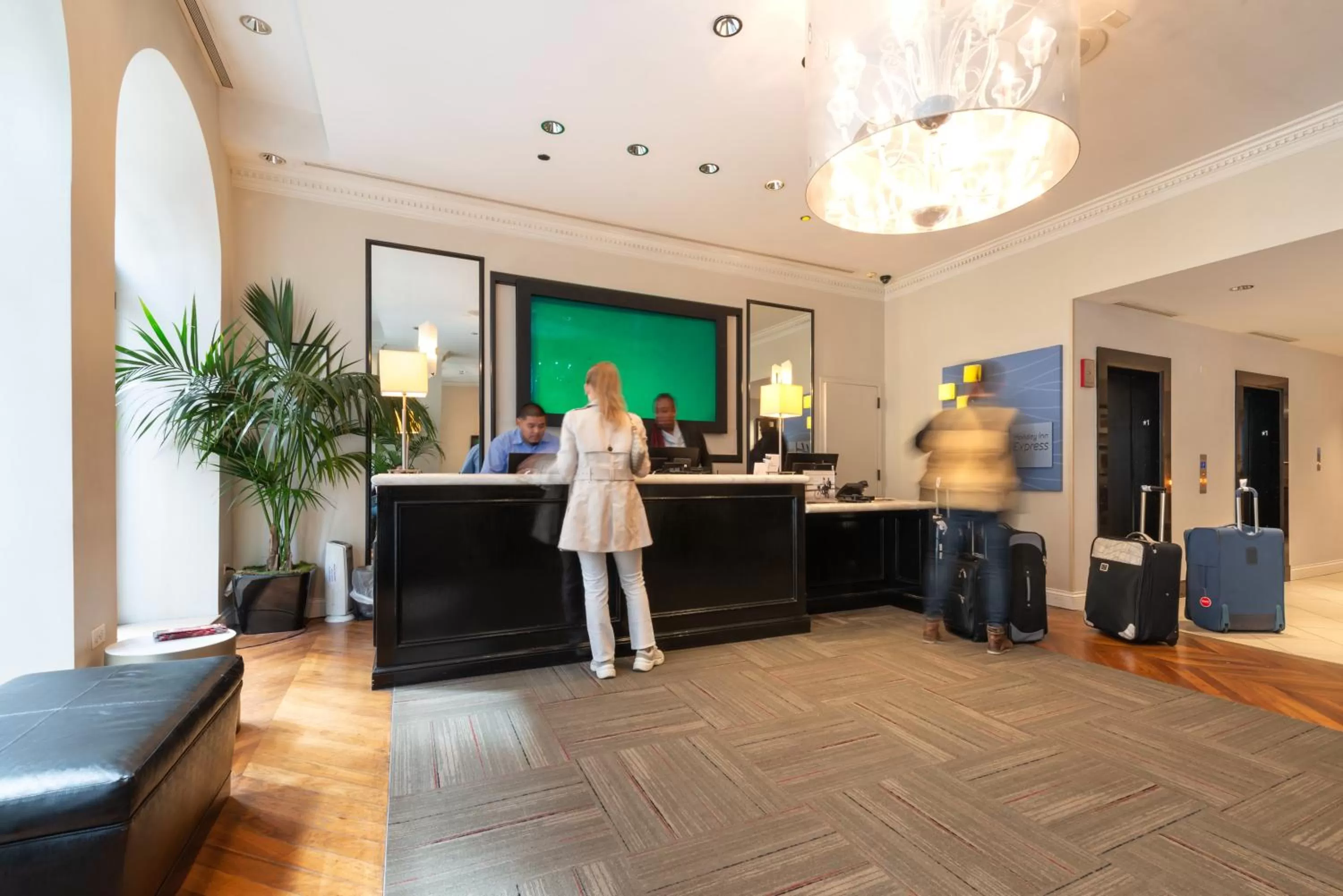Lobby or reception in Holiday Inn Express Chicago - Magnificent Mile by IHG