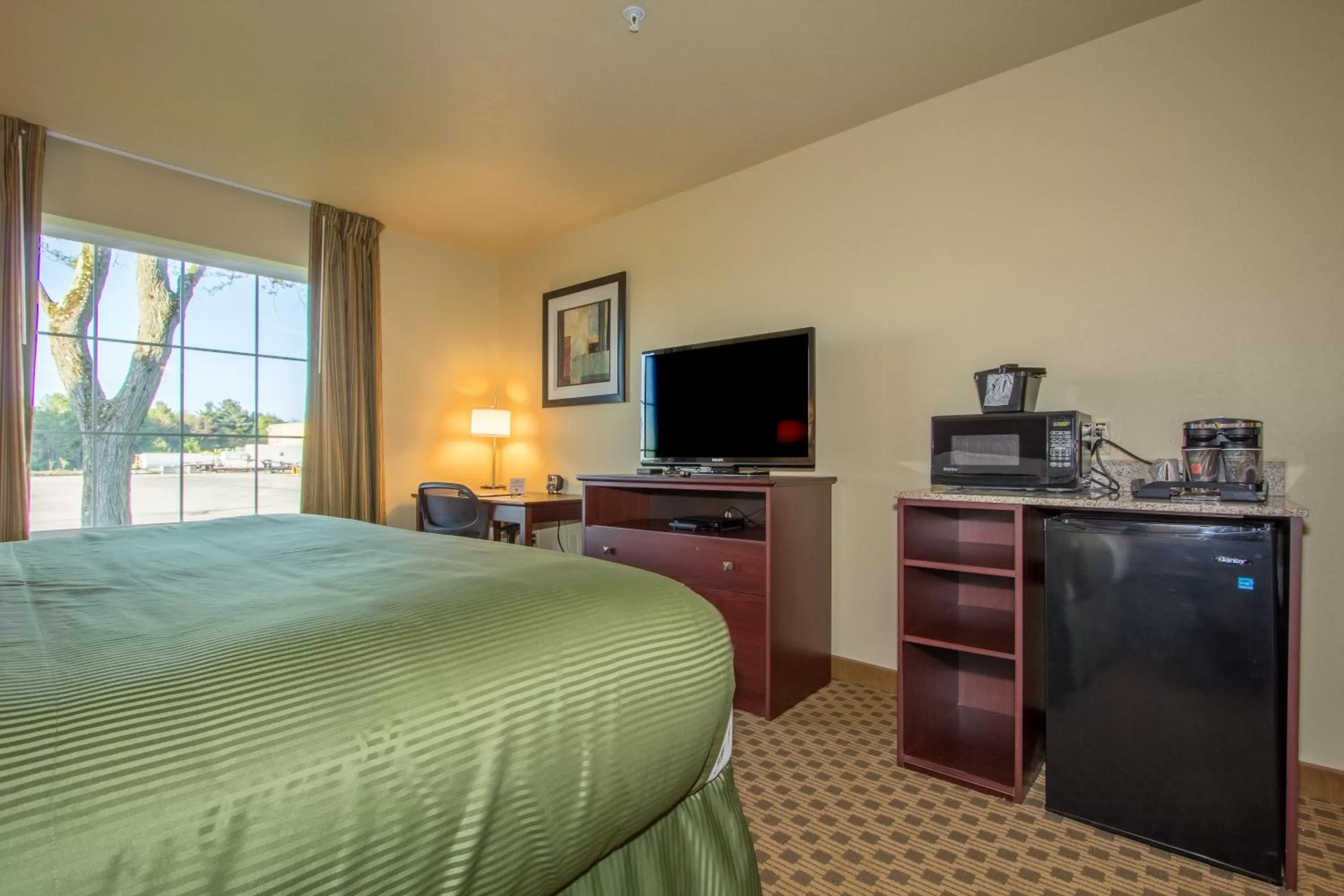 TV and multimedia, Bed in Cobblestone Inn & Suites - Corry