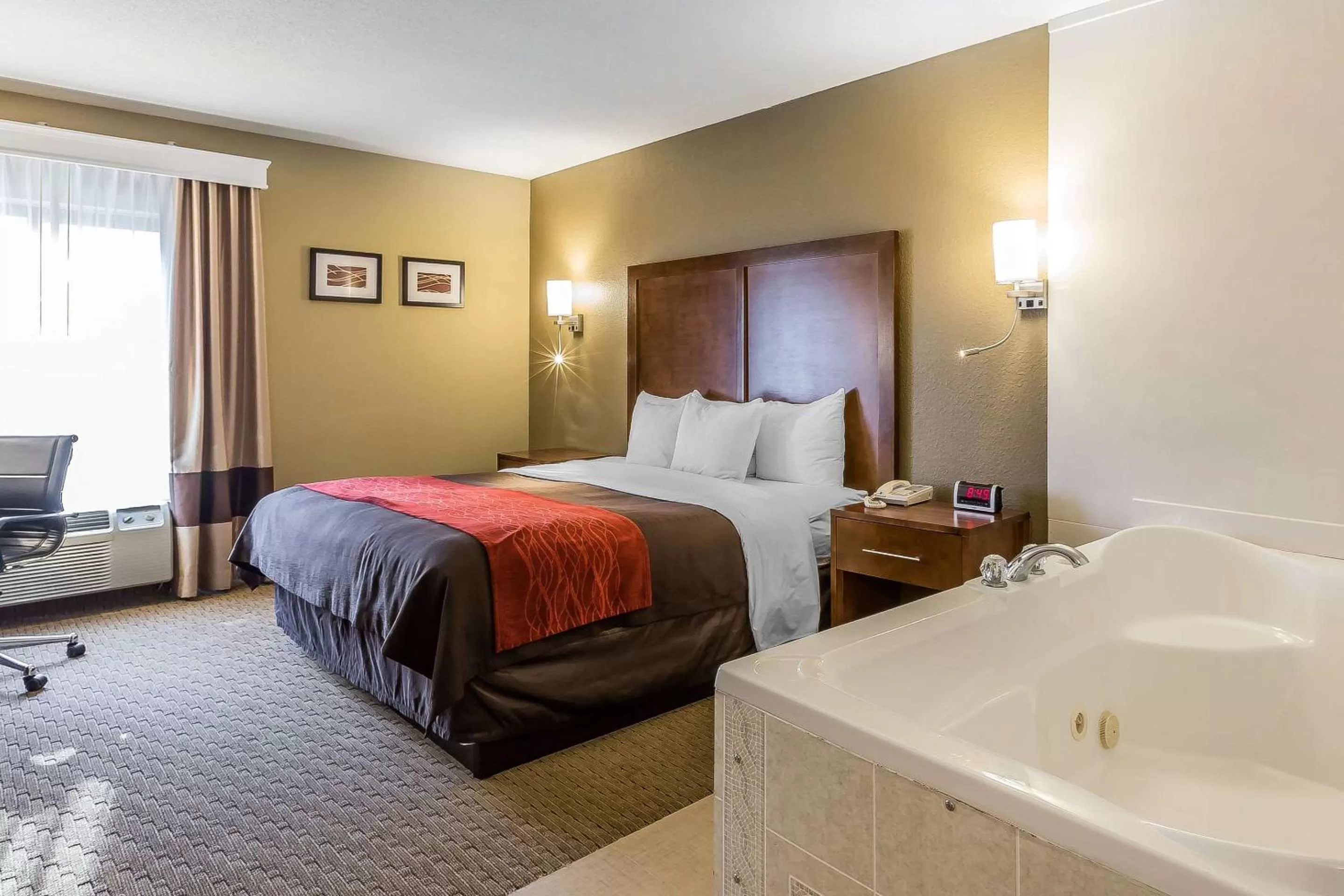 Photo of the whole room, Bed in Comfort Inn & Suites Dalton West