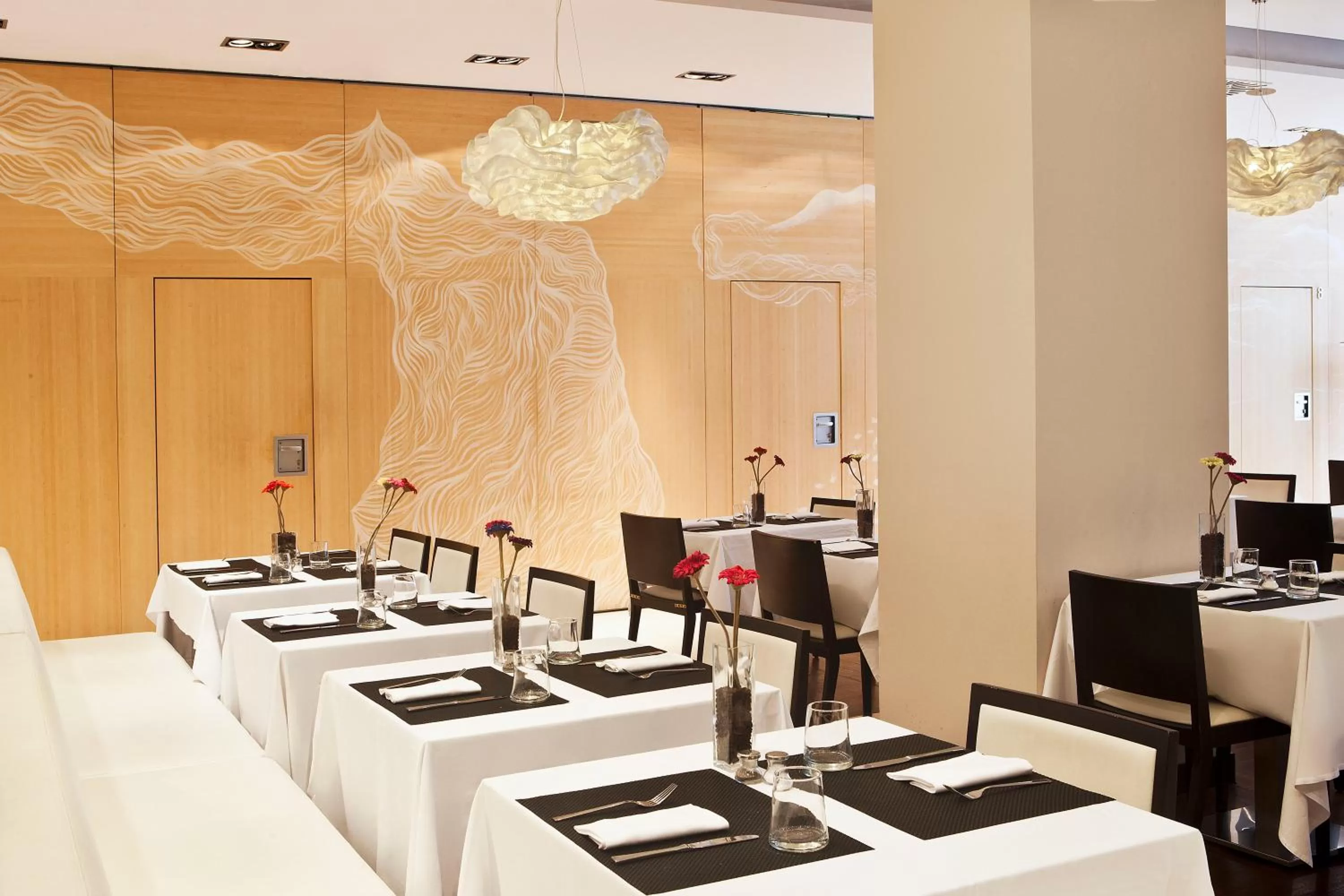 Restaurant/places to eat in Grupotel Gran Via 678