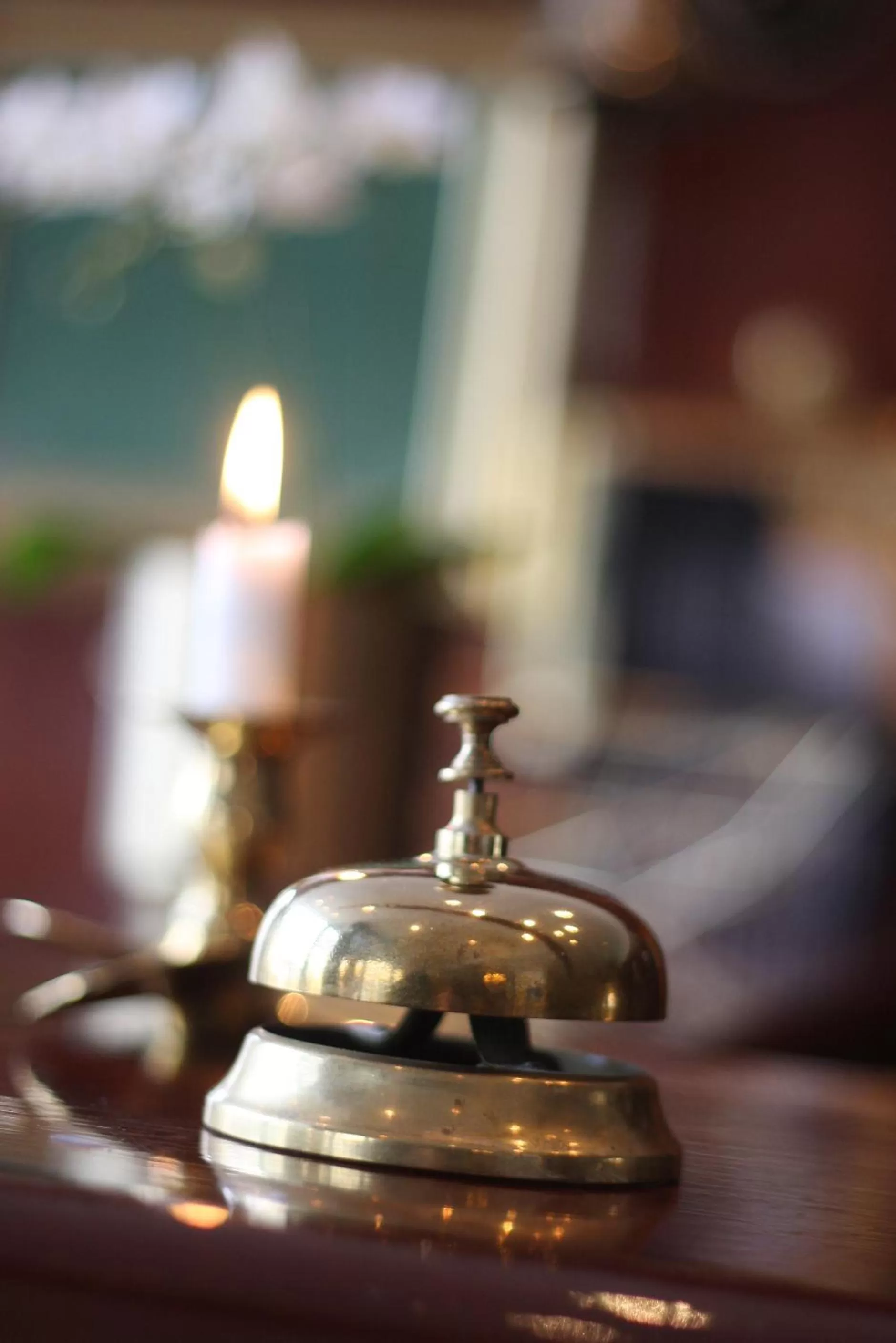 Text overlay in Hotell City