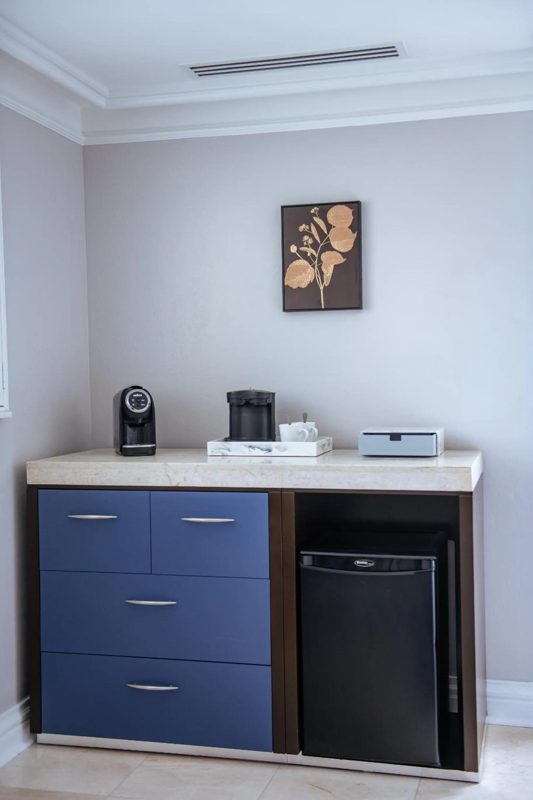 Coffee/tea facilities in British Colonial Nassau