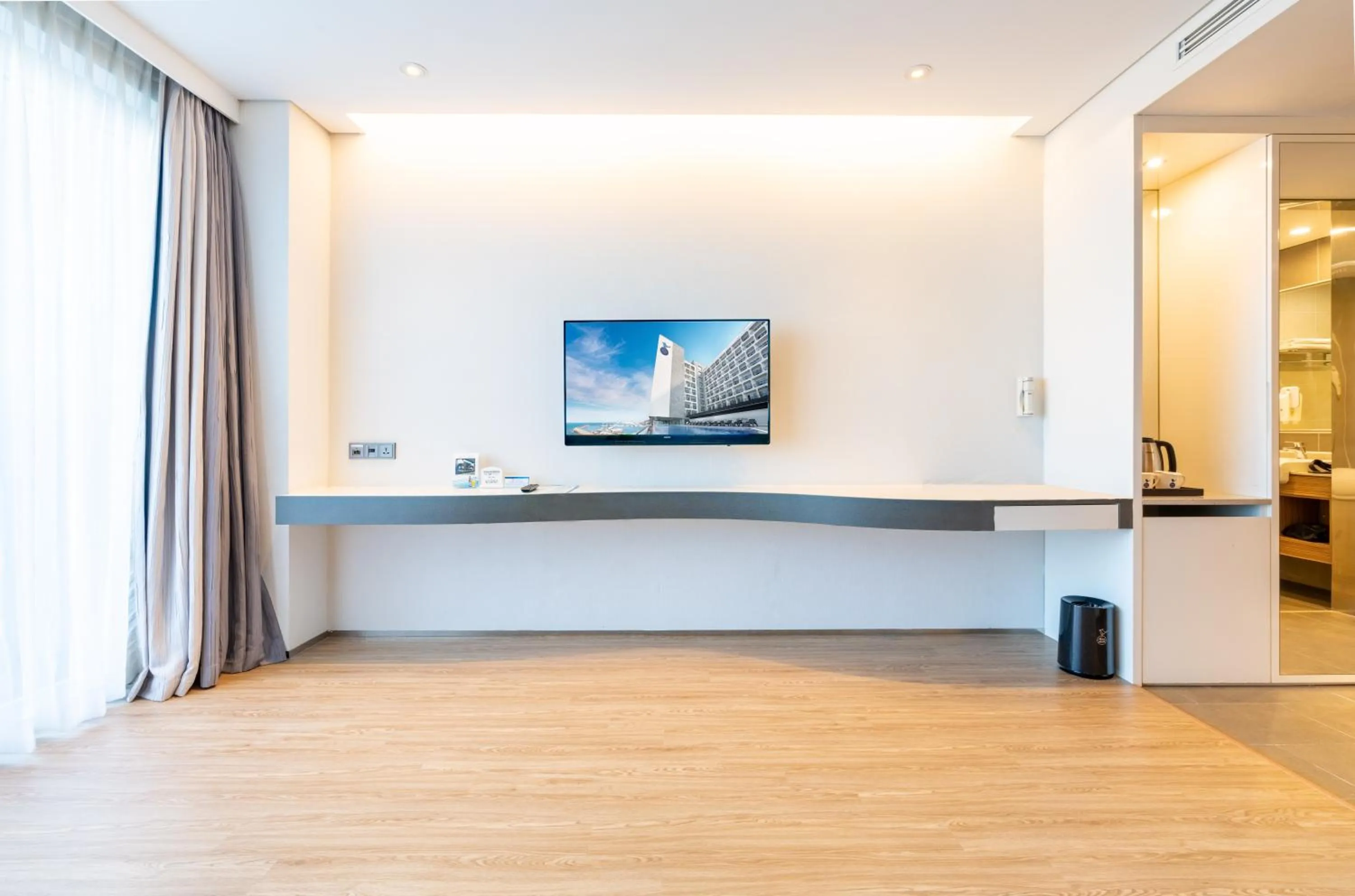 TV/Entertainment Center in Hotel Whistlelark, BW Signature Collection