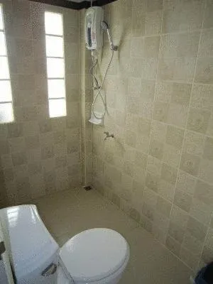 Shower in Moonwalk Lanta Resort