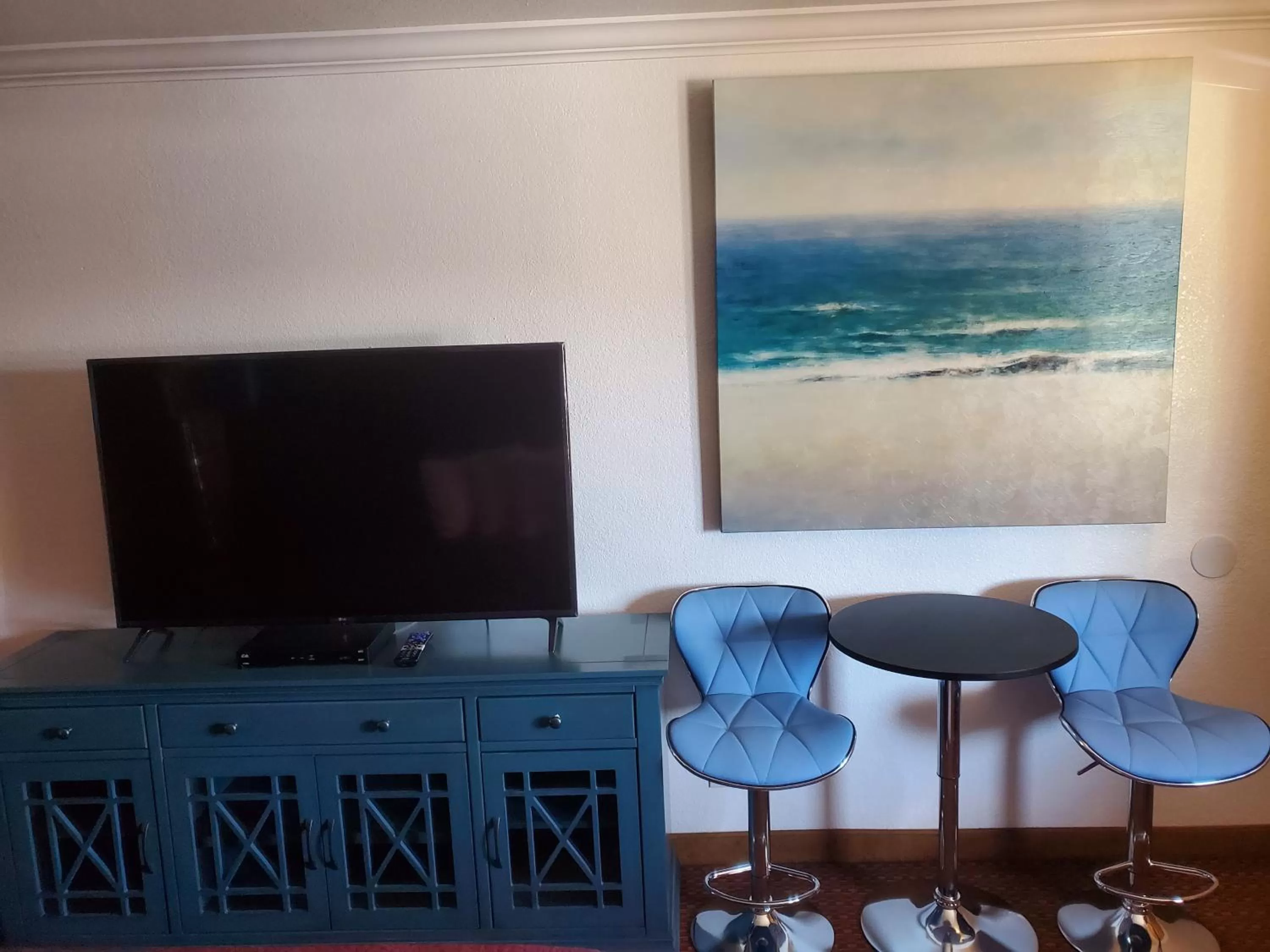 Seating area in Americana Inn Motel