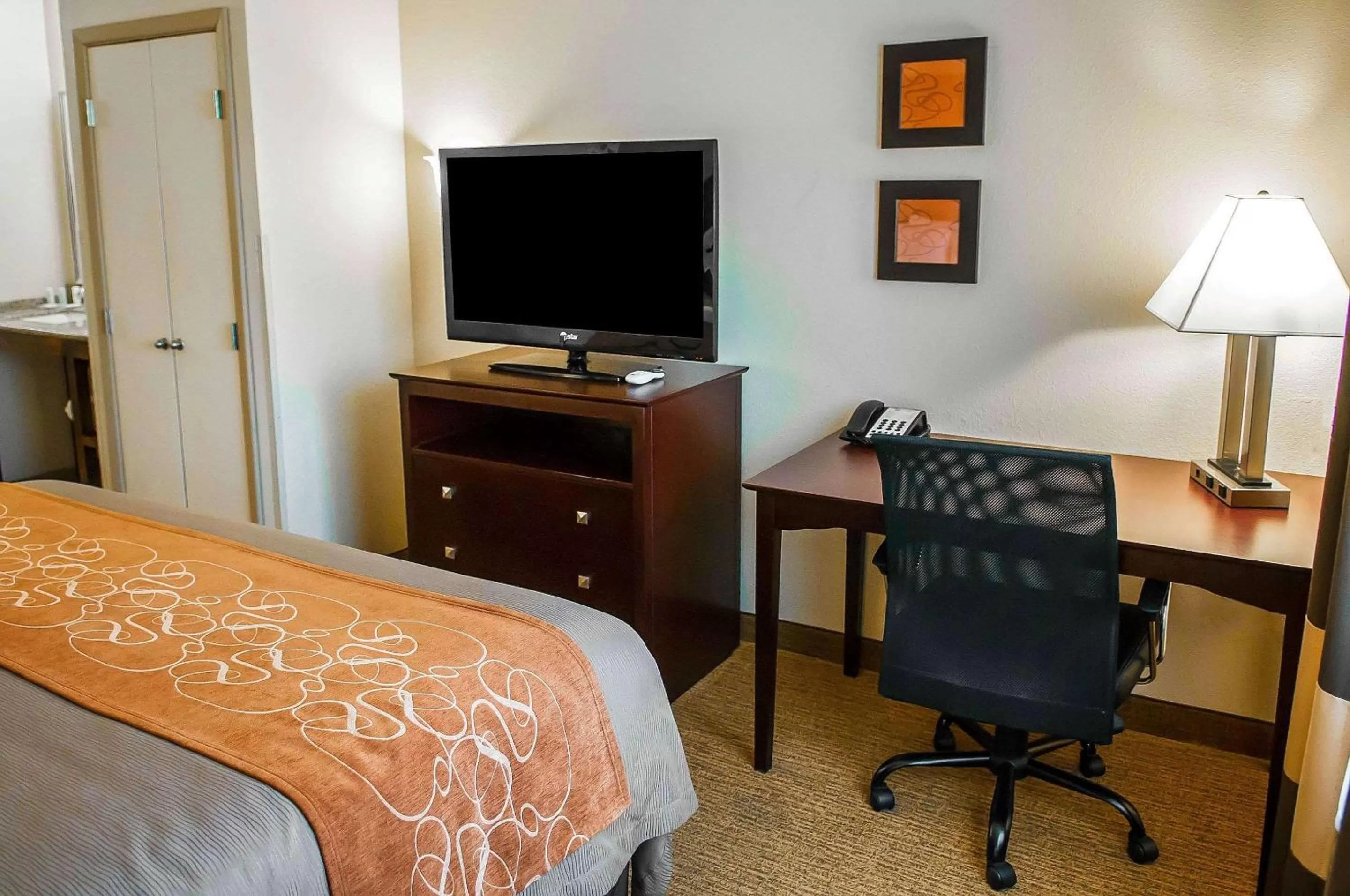 Photo of the whole room, Bed in Comfort Suites Albuquerque-North Journal Center