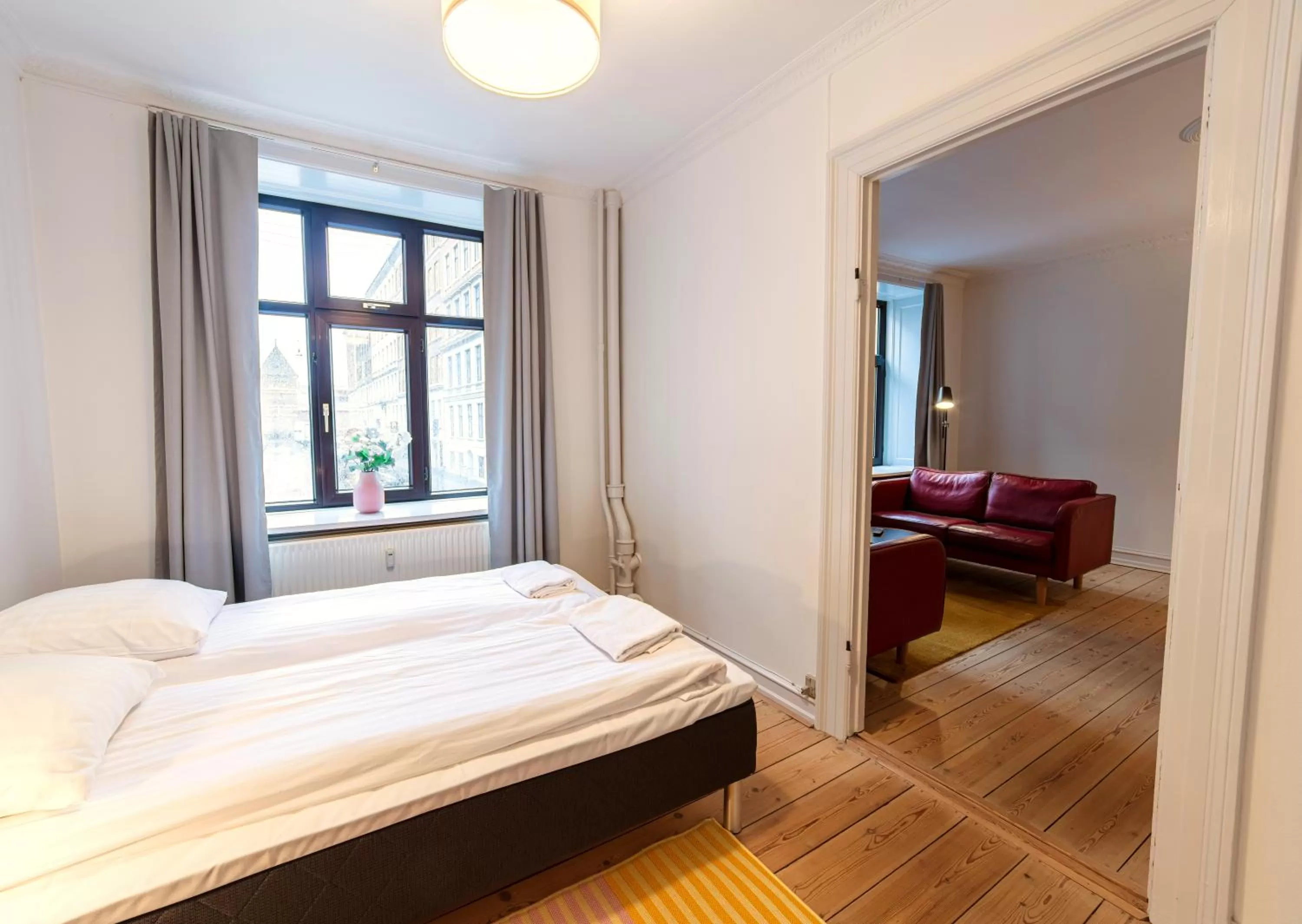 Seating area, Bed in Go Hotel Saga