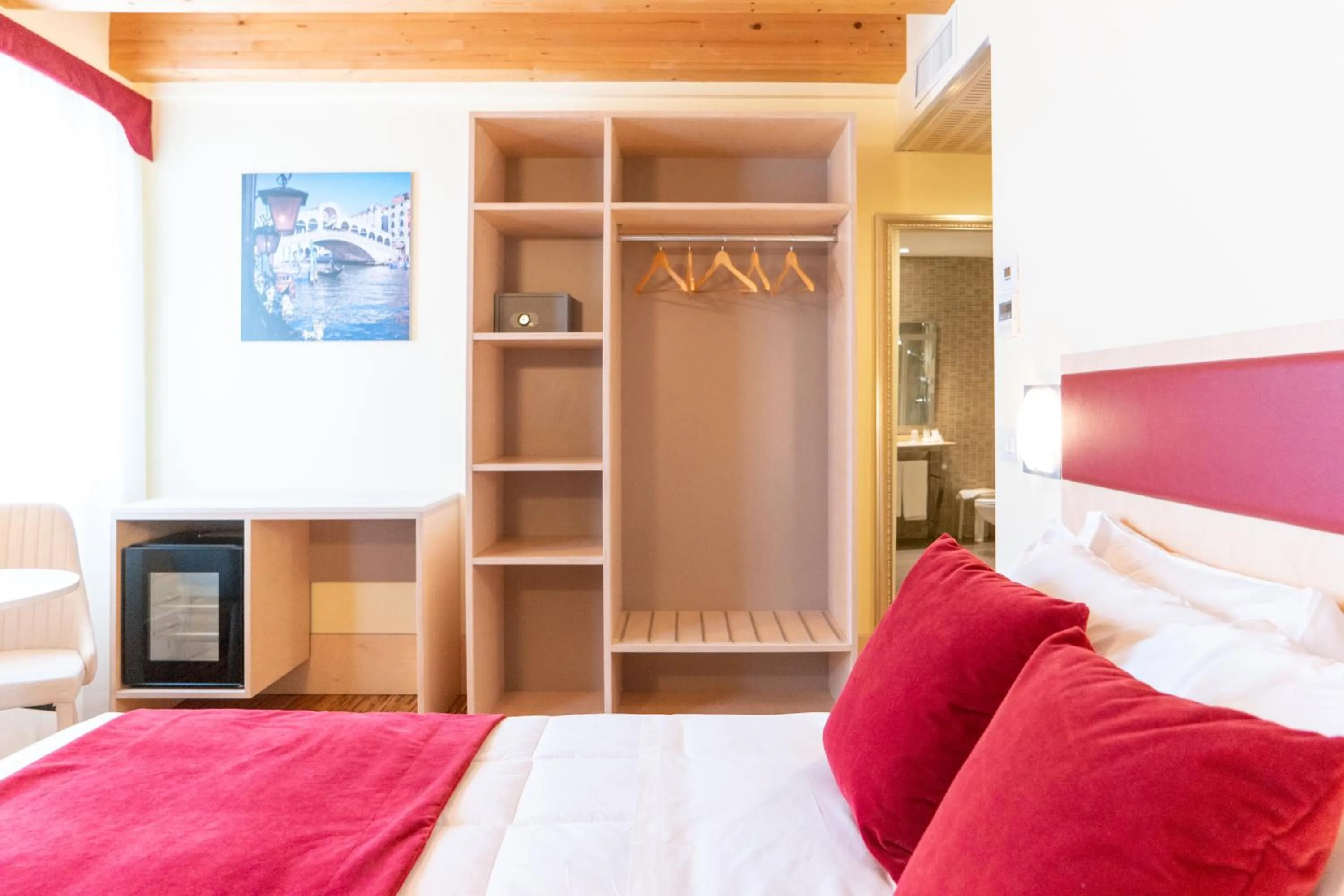 Bedroom, Bed in Hotel Autoespresso Venice - Atika & Atif