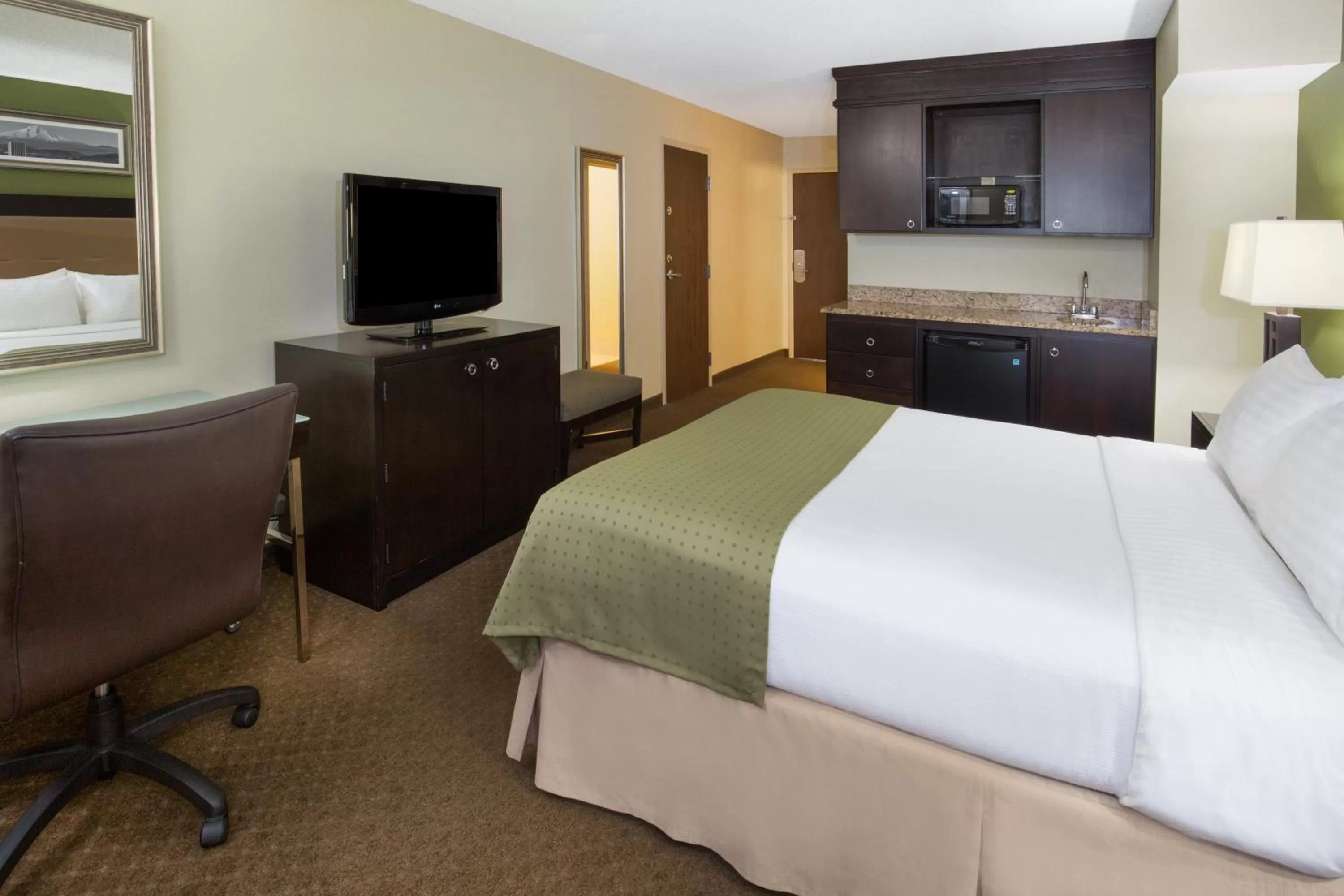 Photo of the whole room, Bed in Holiday Inn Portland-Airport I-205 by IHG