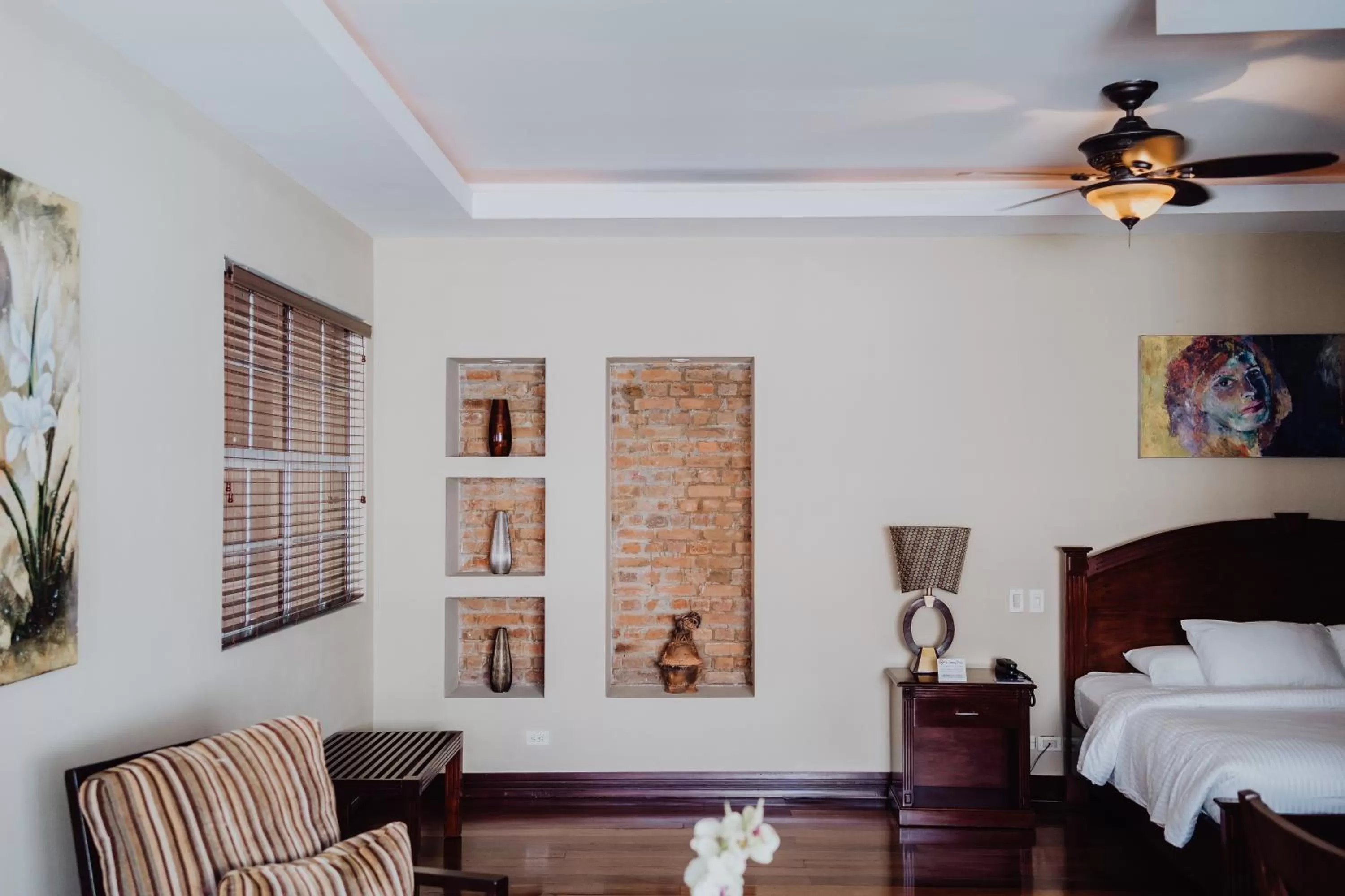 Seating area, Bed in Hotel Dunn Inn