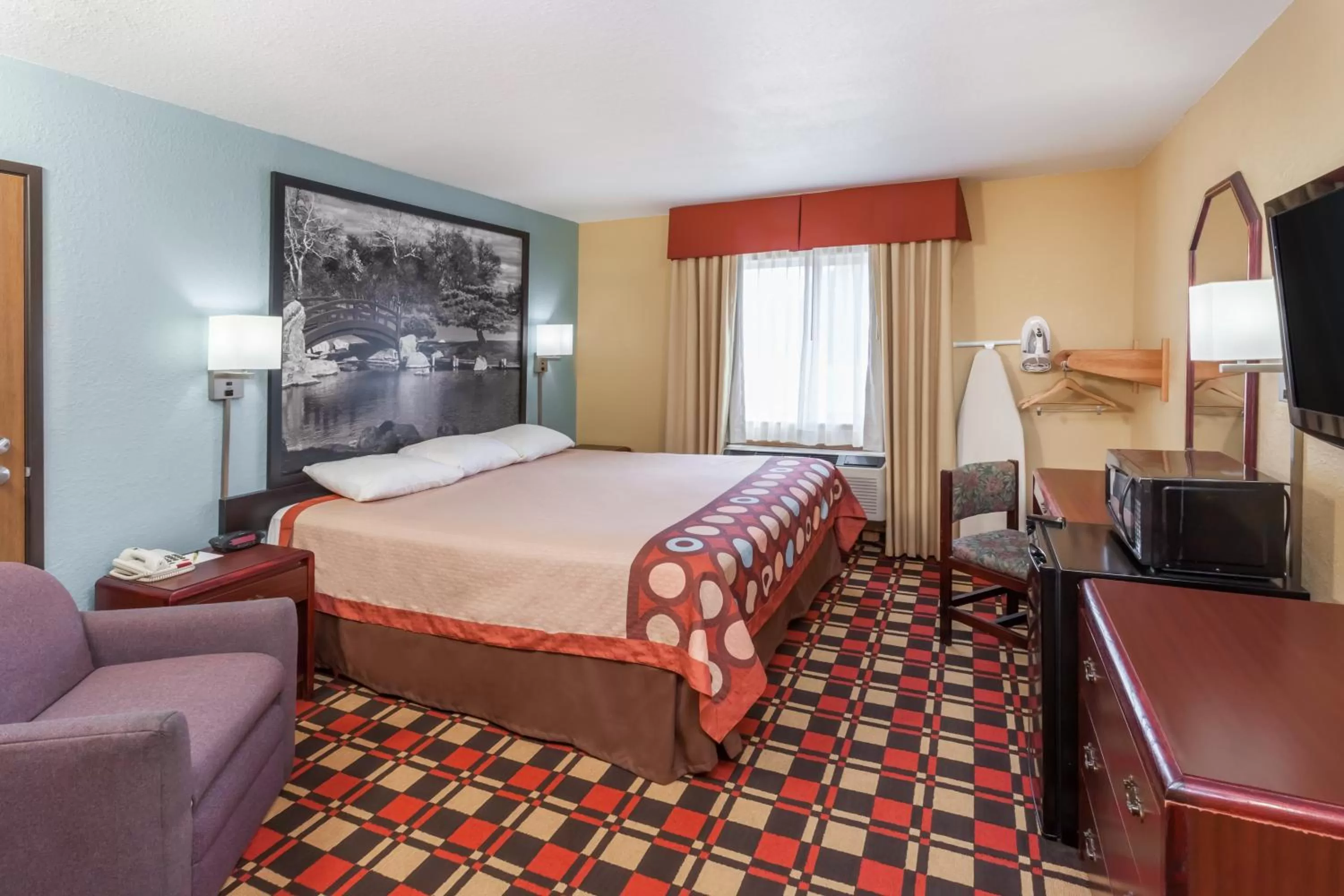 Photo of the whole room, Bed in Econo Lodge