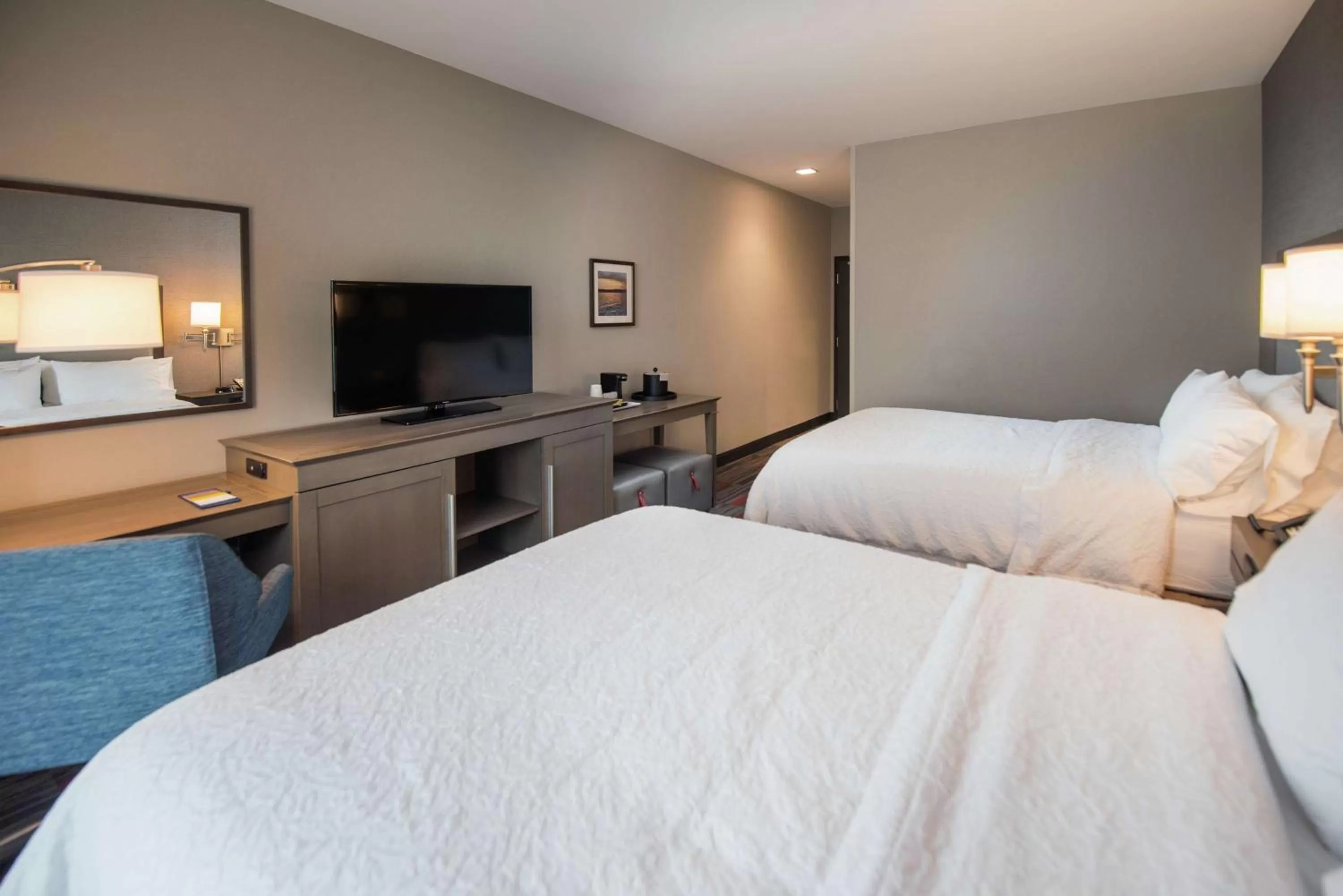 Bed in Hampton Inn and Suites at Wisconsin Dells Lake Delton