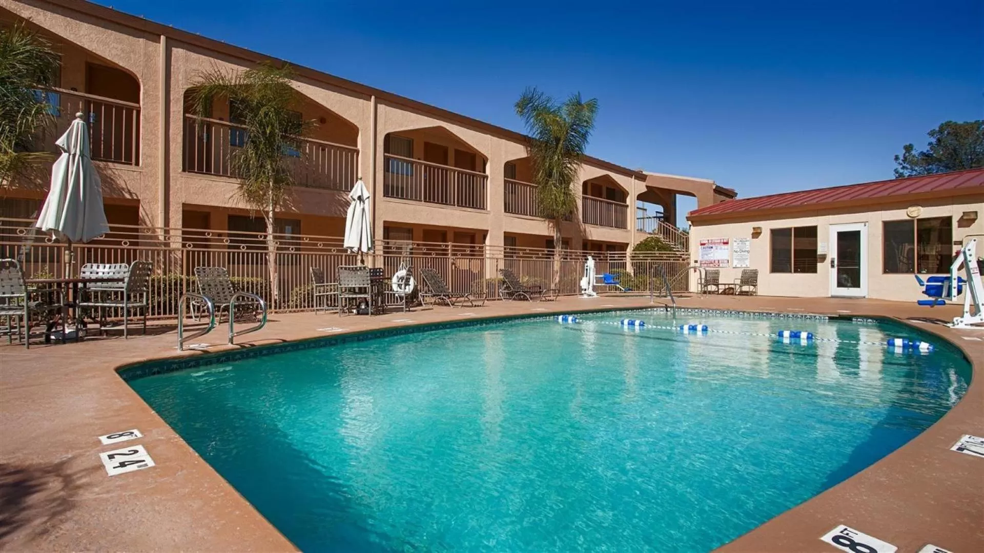 Swimming pool in Best Western Yuba City Inn