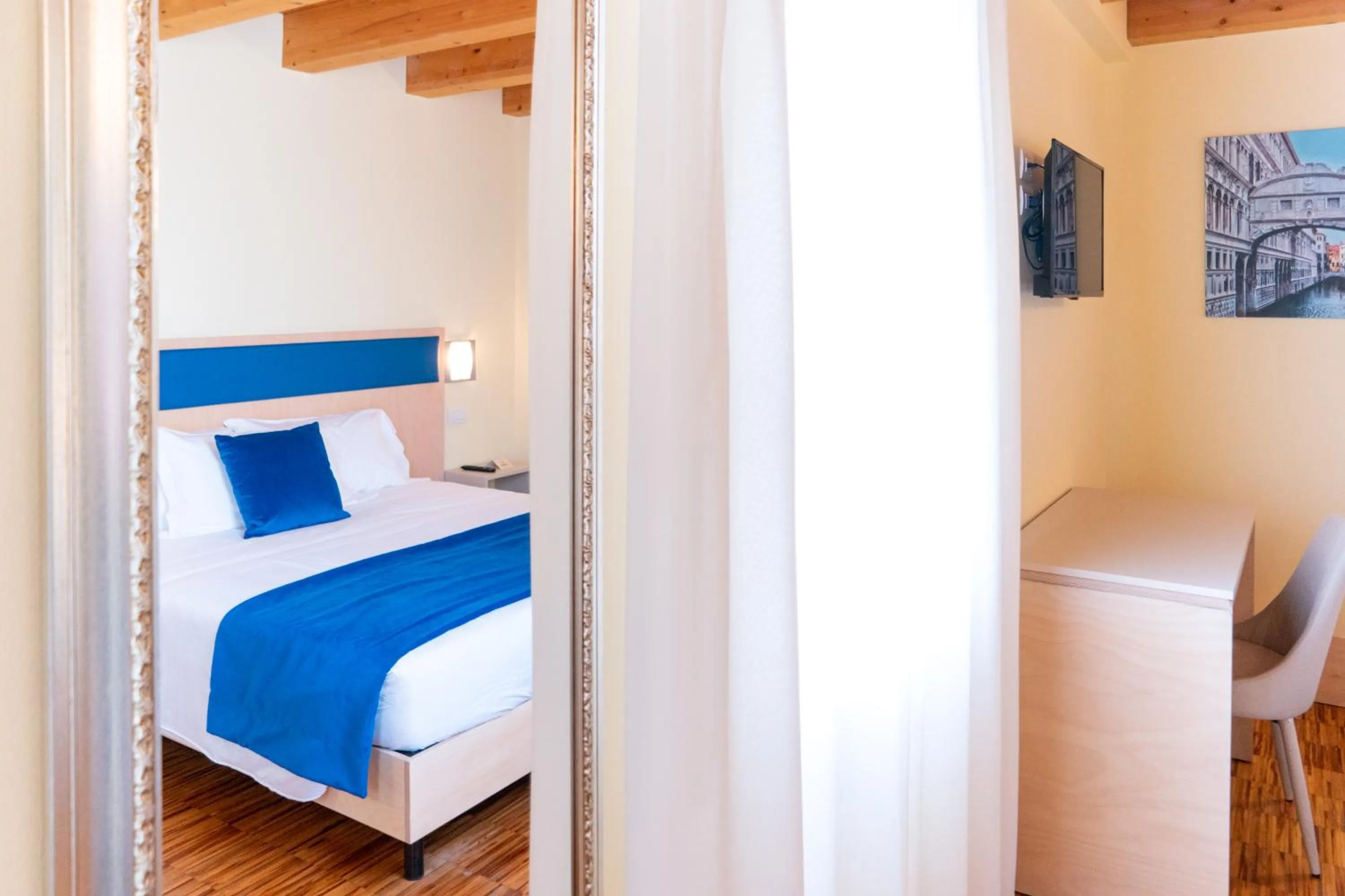 Bedroom, Bed in Hotel Autoespresso Venice - Atika & Atif