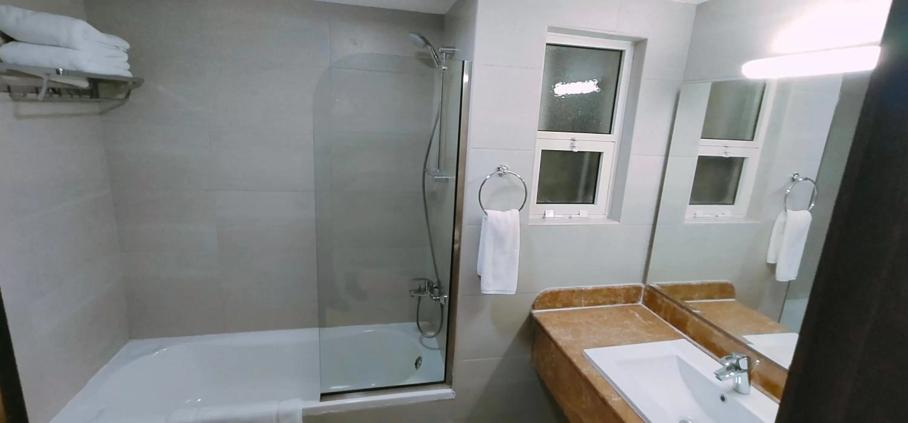 Bathroom in Manazil Aldar Hotel