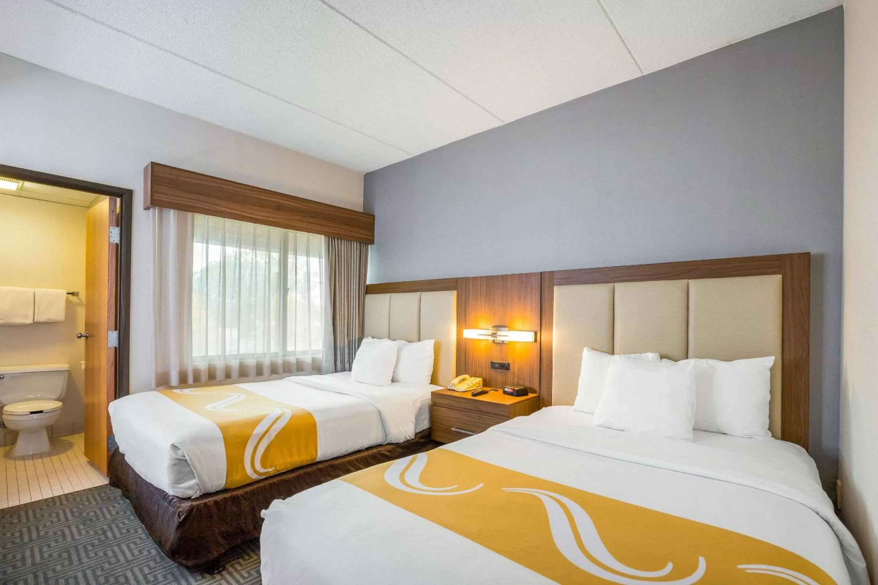 Bedroom, Bed in Quality Suites Lansing West