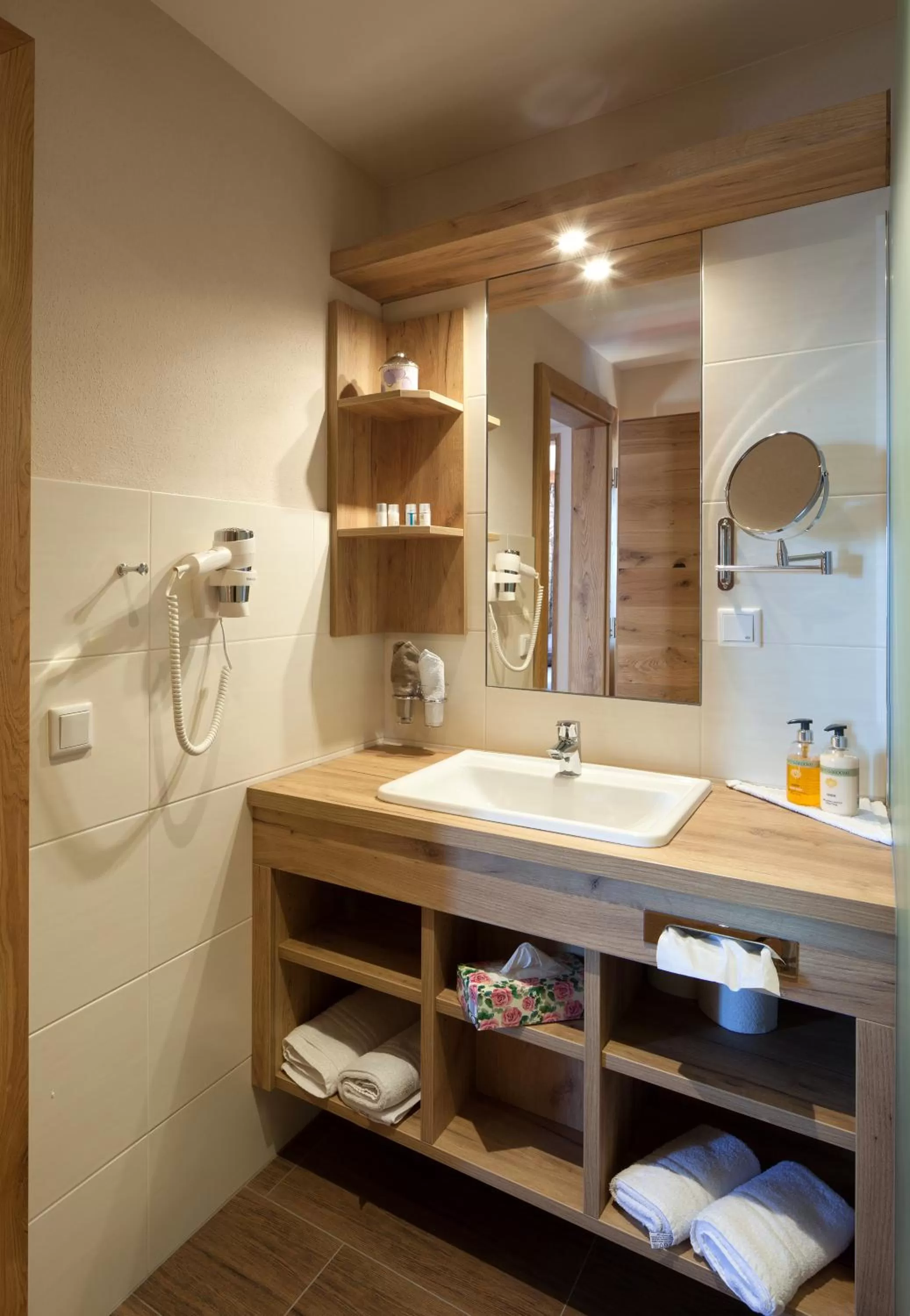 Shower, Bathroom in Panorama Hotel Gasthof Leidingerhof