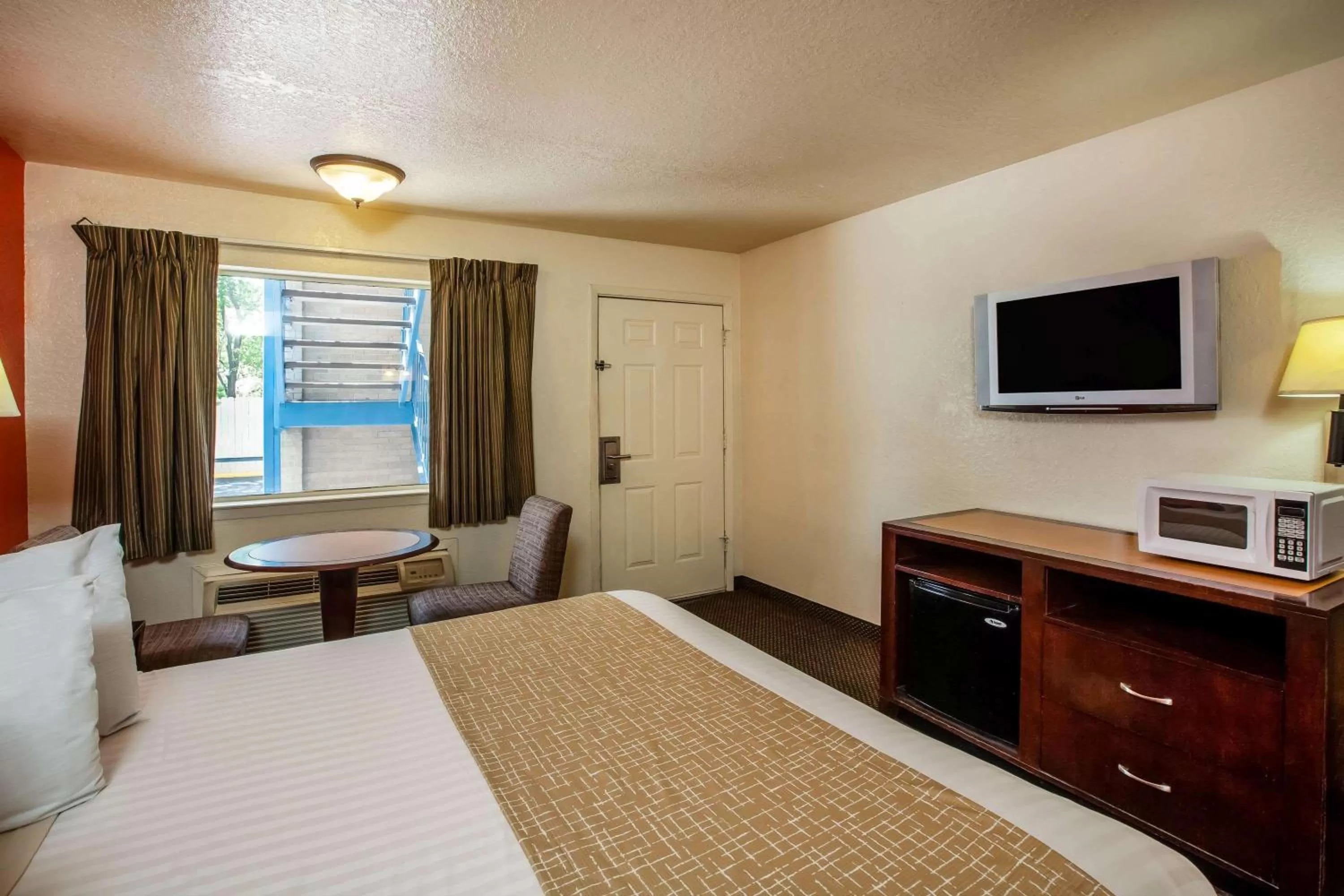 Photo of the whole room, Bed in Travelodge by Wyndham Houston Hobby Airport