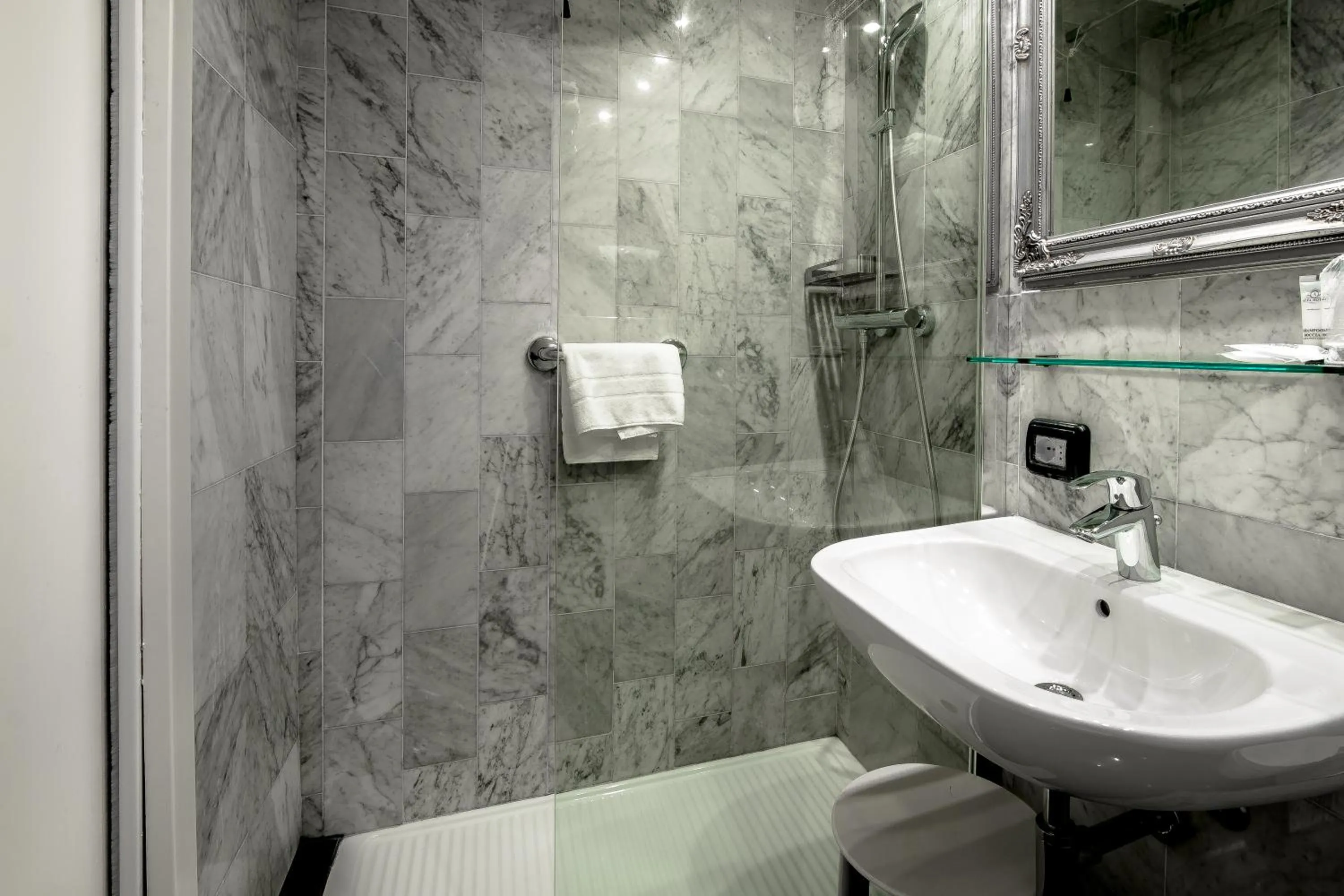 Bathroom in Canova Hotel