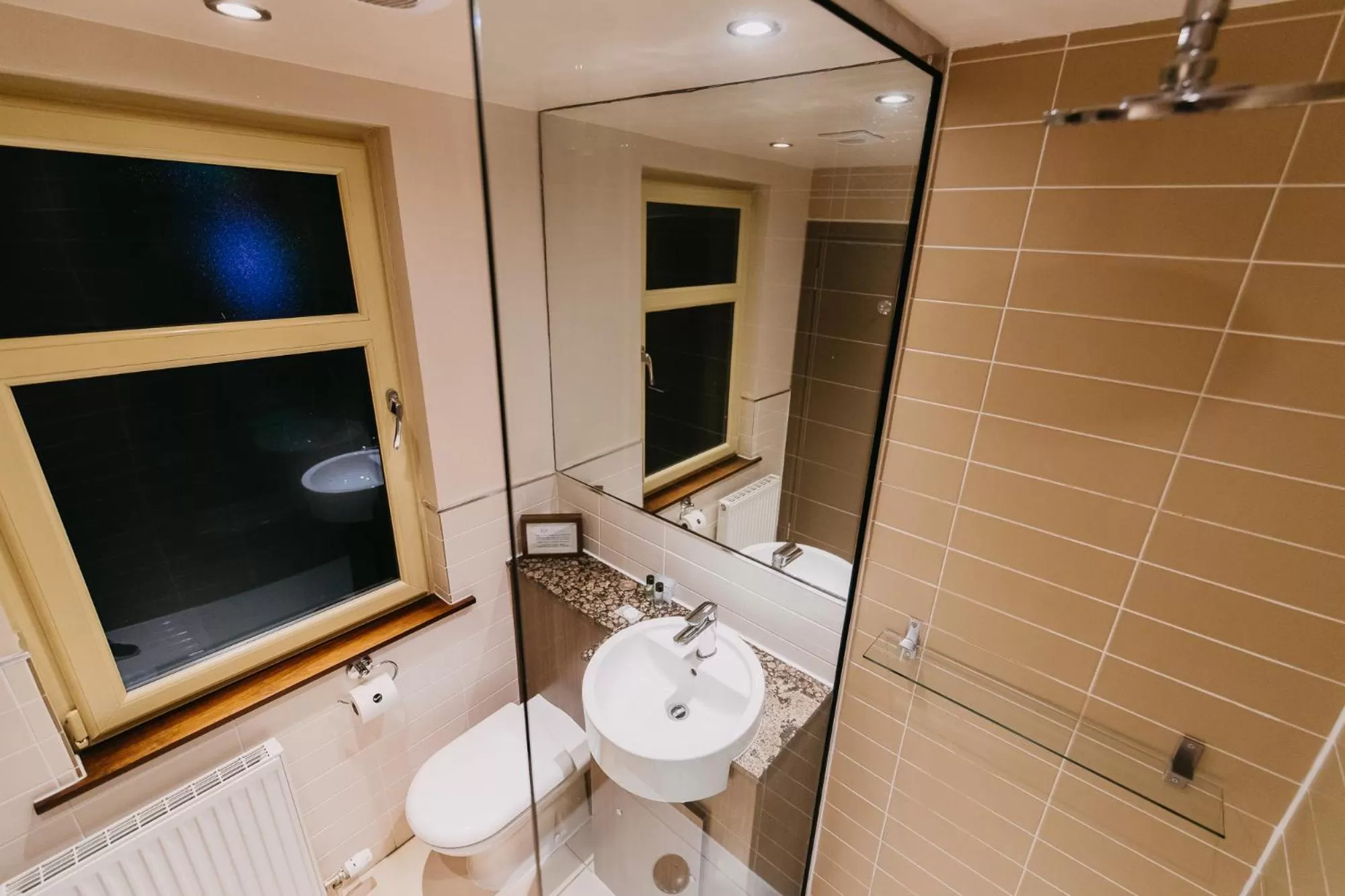 Bathroom in Lynnhurst Hotel