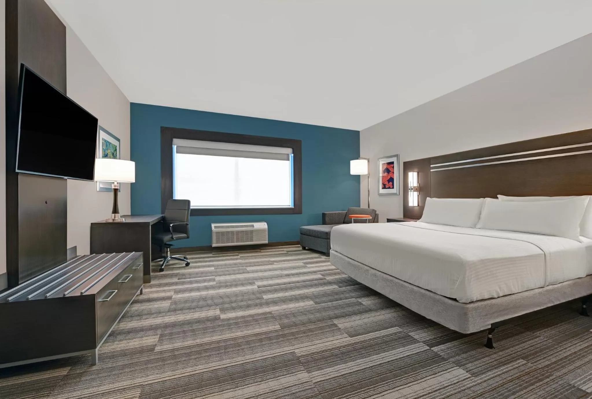 Photo of the whole room, Bed in Holiday Inn Express & Suites Memorial – CityCentre by IHG
