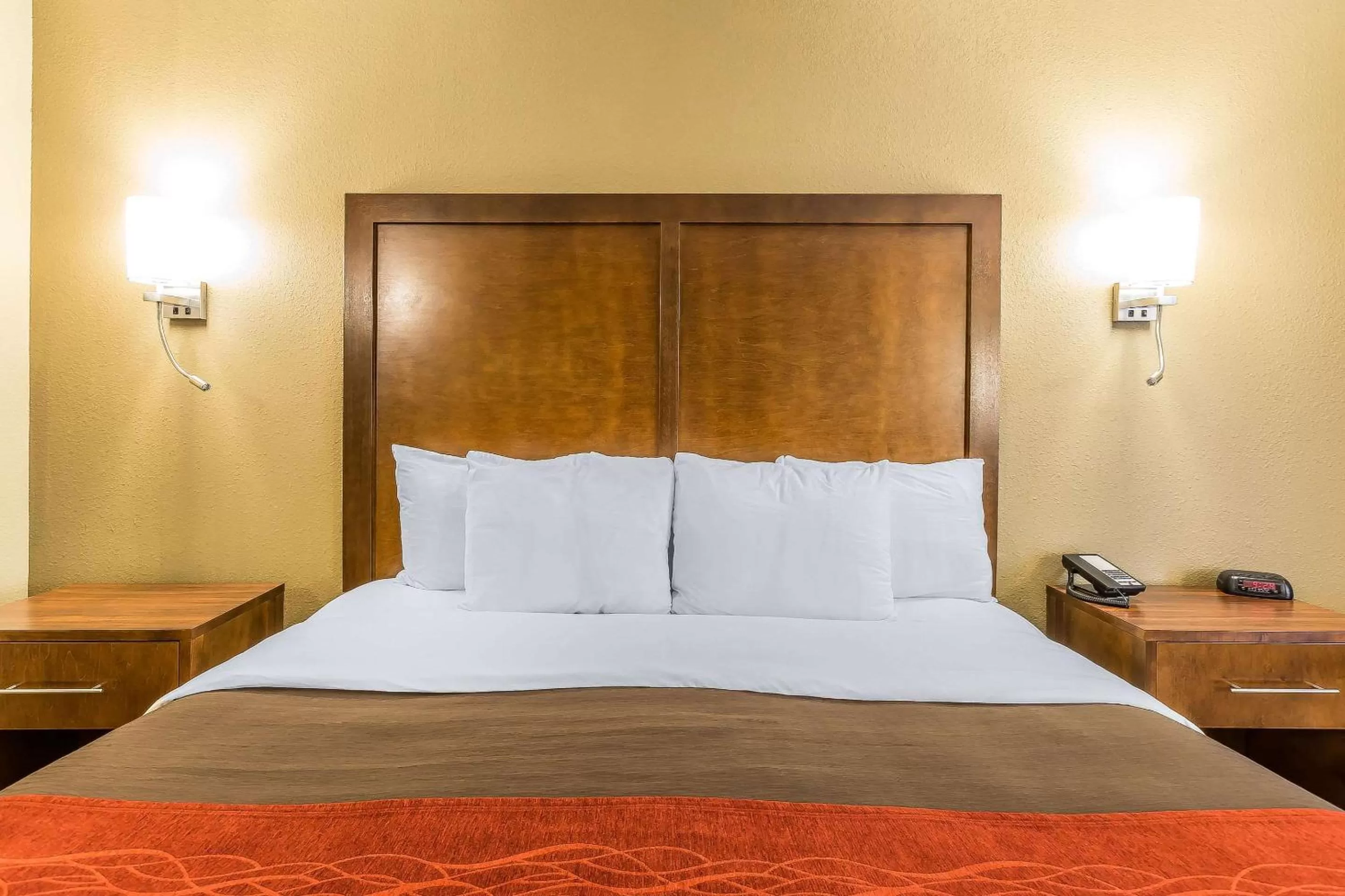 Photo of the whole room, Bed in Comfort Inn & Suites Dalton West