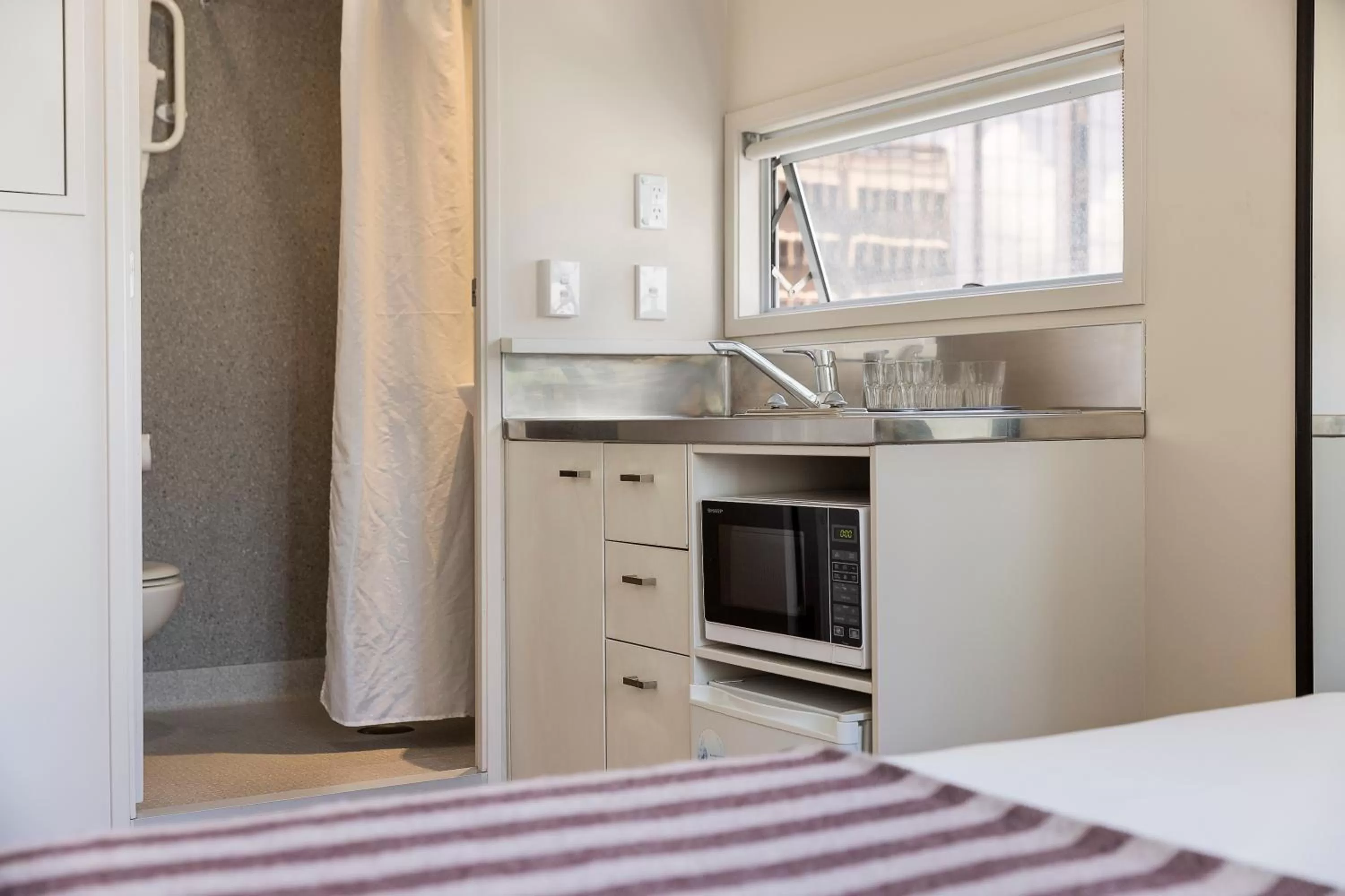Bathroom, Bed in ibis budget Auckland Central