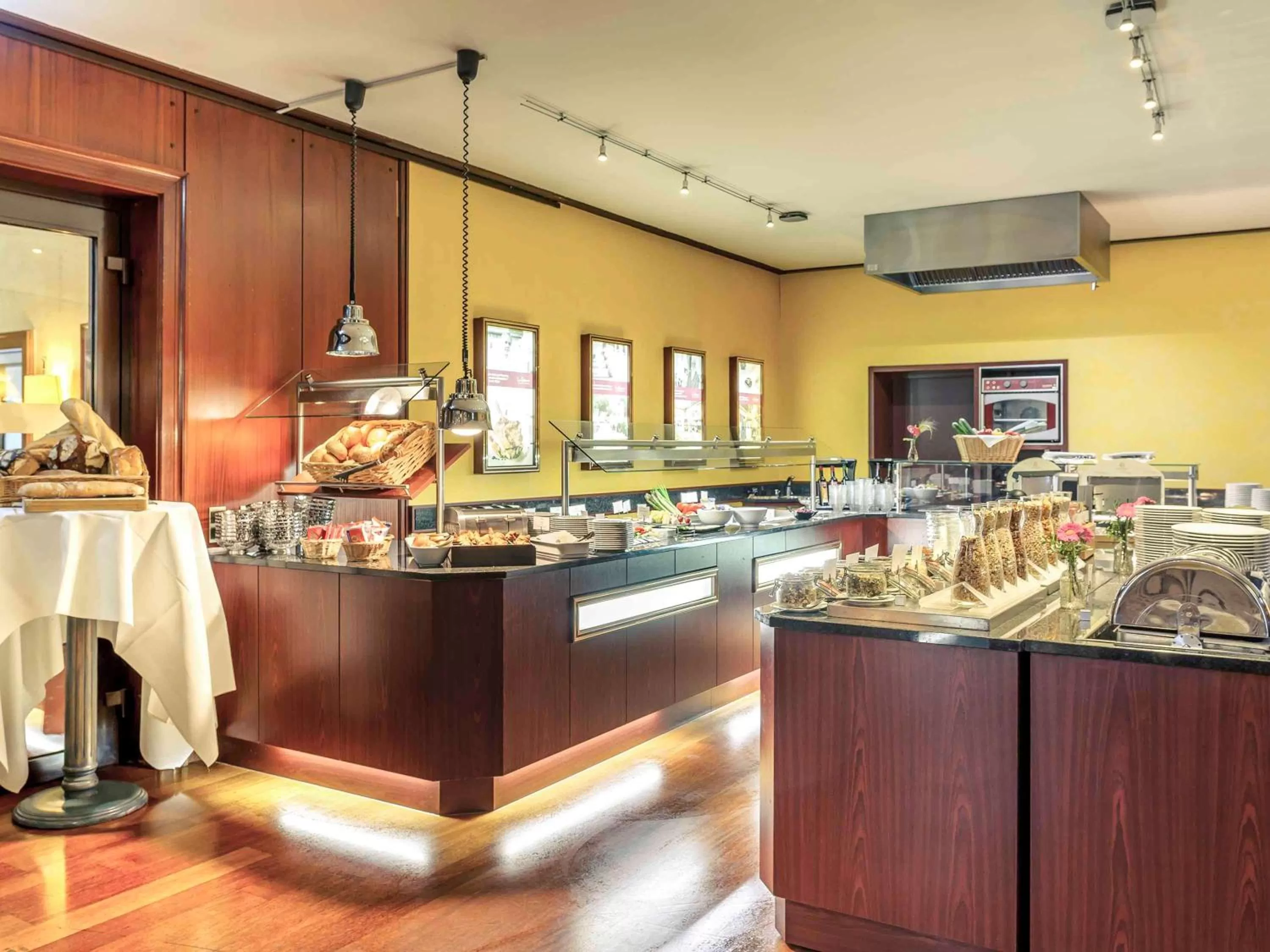 Restaurant/places to eat in Hotel Krefelder Hof