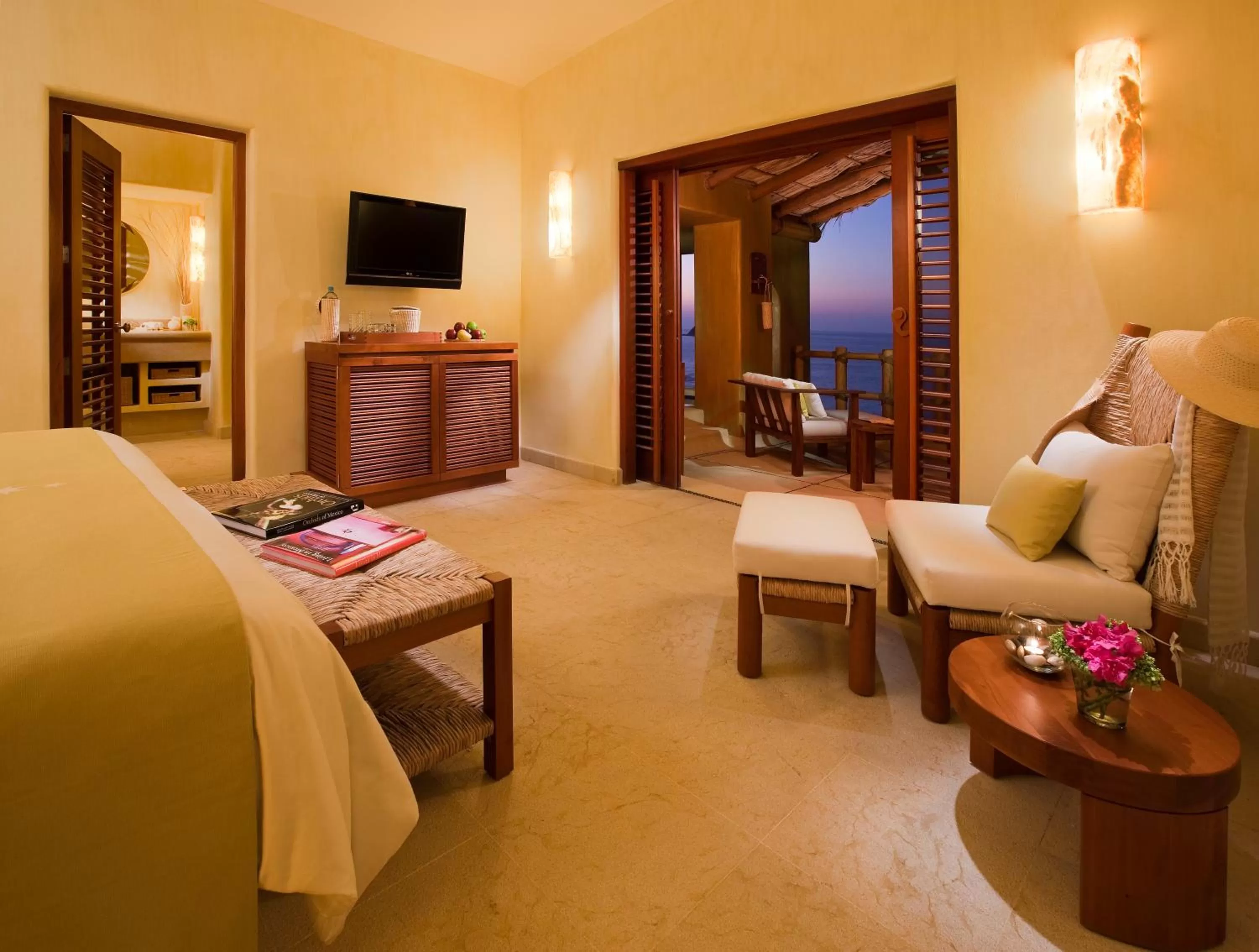 Photo of the whole room, Bed in Cala de Mar Resort & Spa Ixtapa