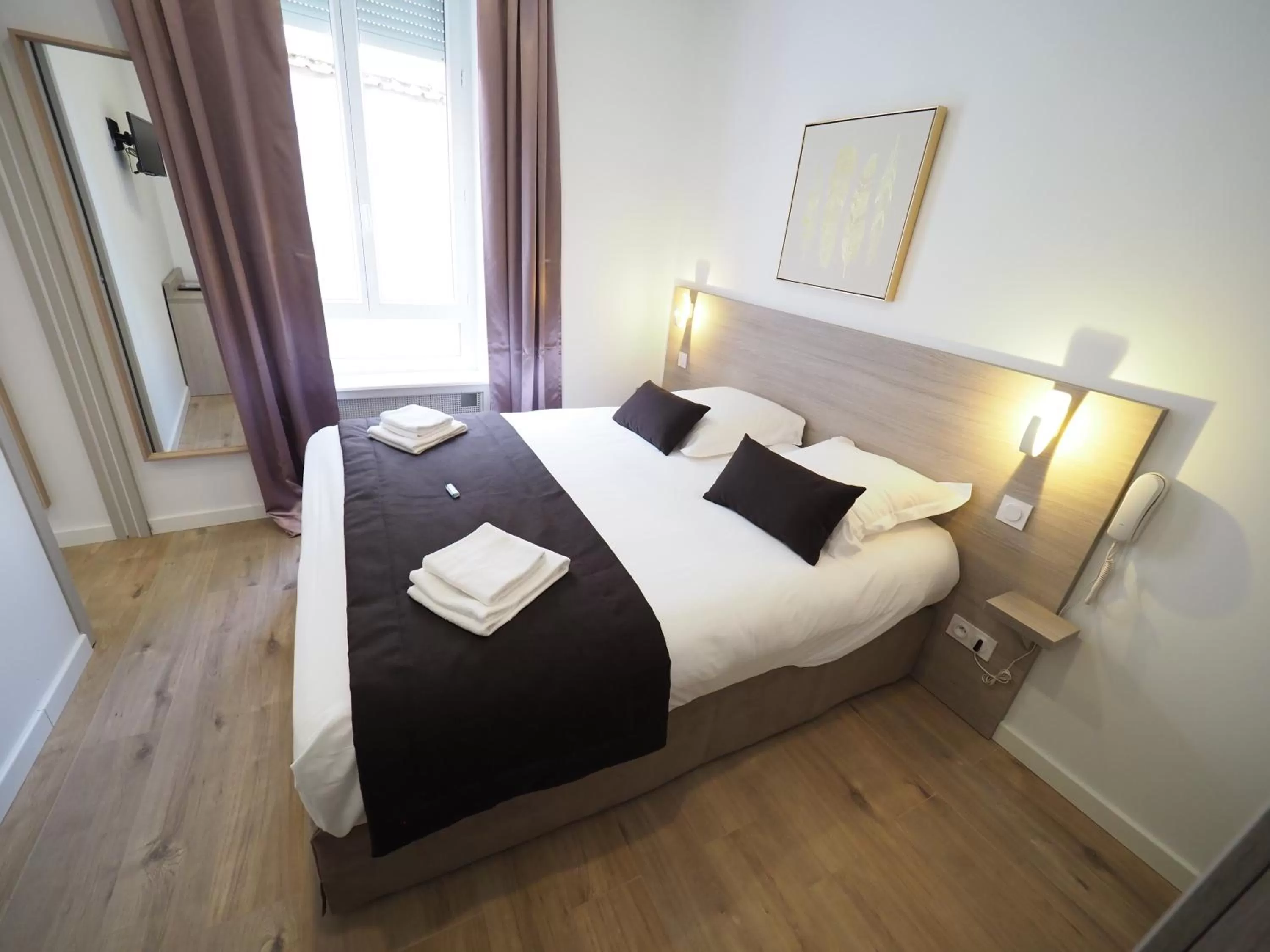 Photo of the whole room, Bed in Hôtel Le Biarritz - Vichy