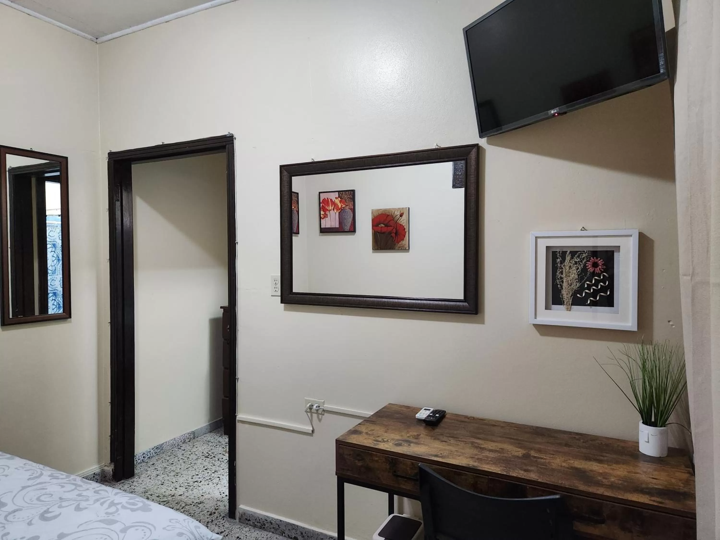 hair dresser, TV/Entertainment Center in Casa Altamira