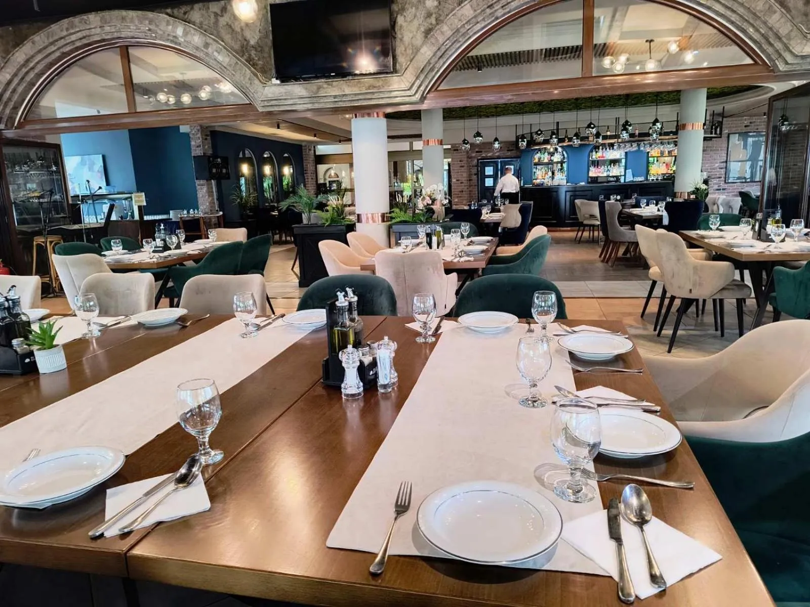 Restaurant/places to eat in Millenium Palace