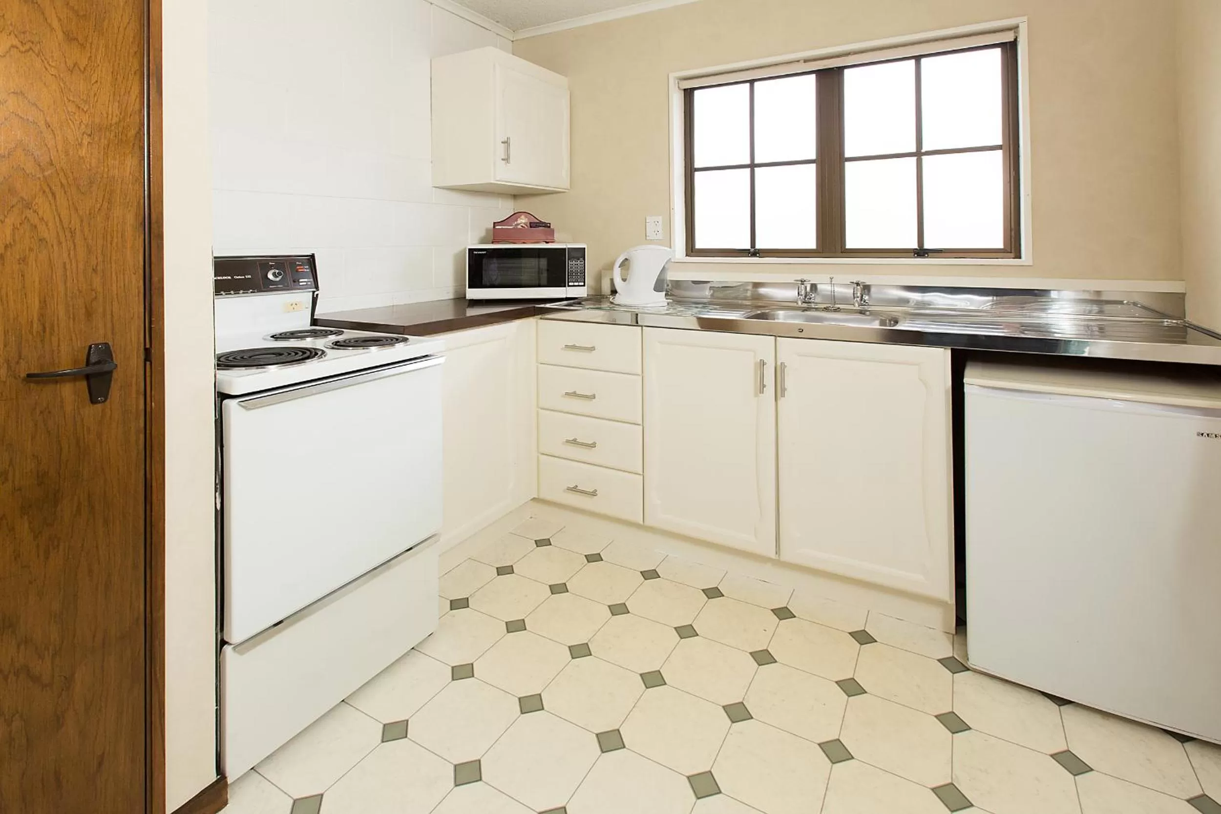 Kitchen or kitchenette in Stonehaven Motel