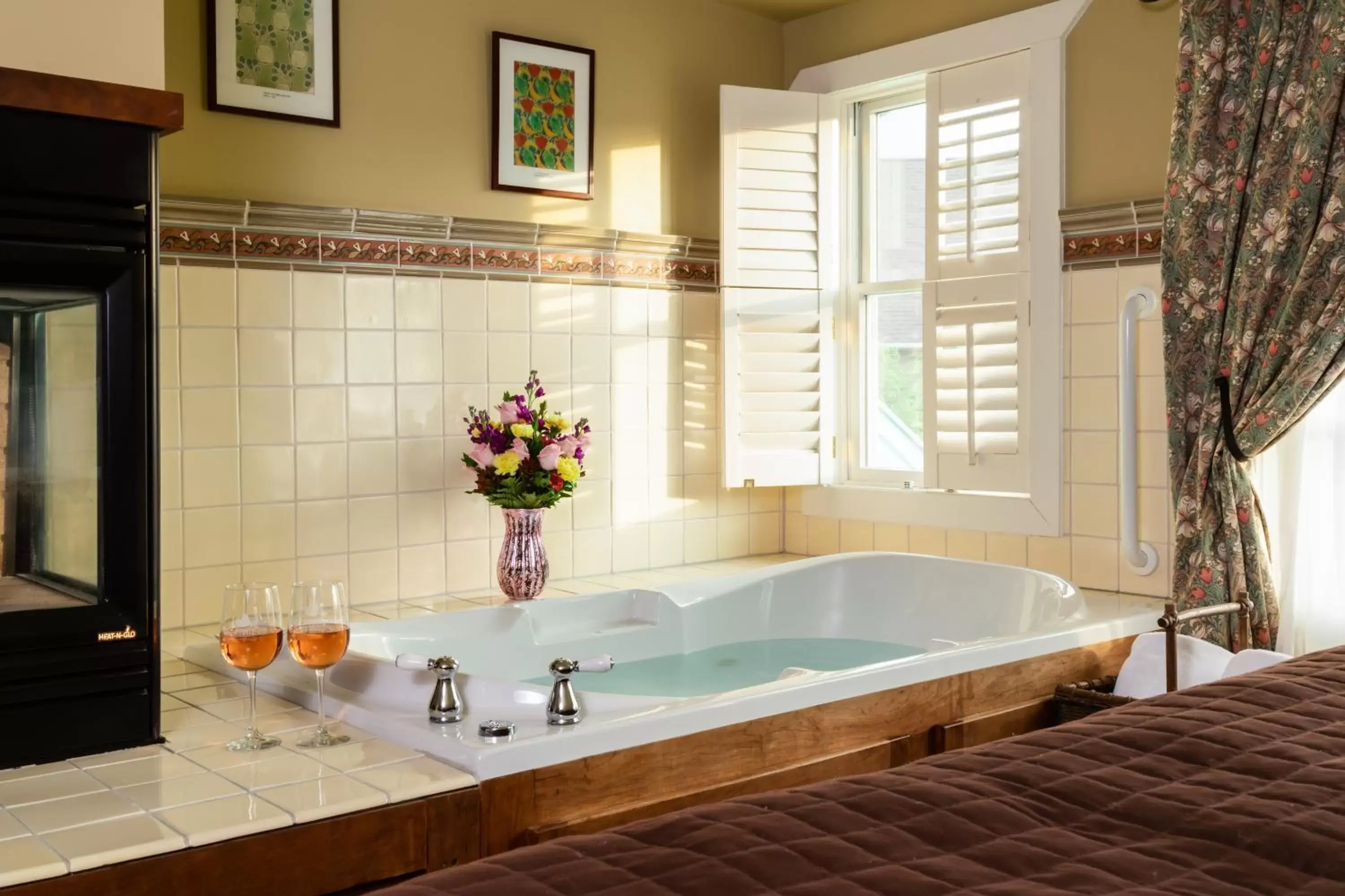 King Suite with Spa Bath in Lake Pointe Inn King Suite with Spa Bath in Lake Pointe Inn